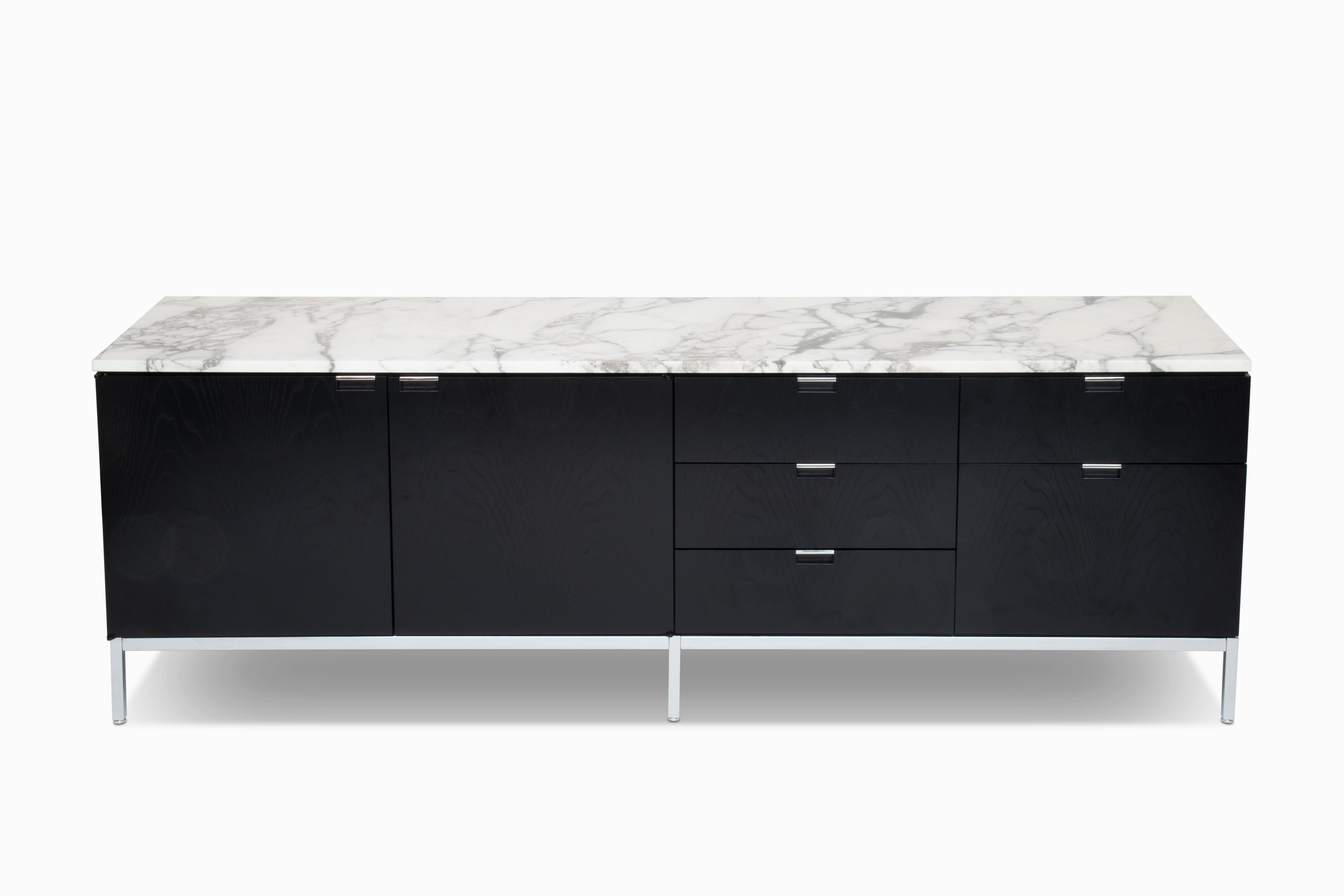 Ecco una bellissima credenza disegnata da Florence Knoll nel 1961.  È costruito in rovere ebanizzato con uno splendido piano in marmo e una base cromata a 6 gambe.  La configurazione 