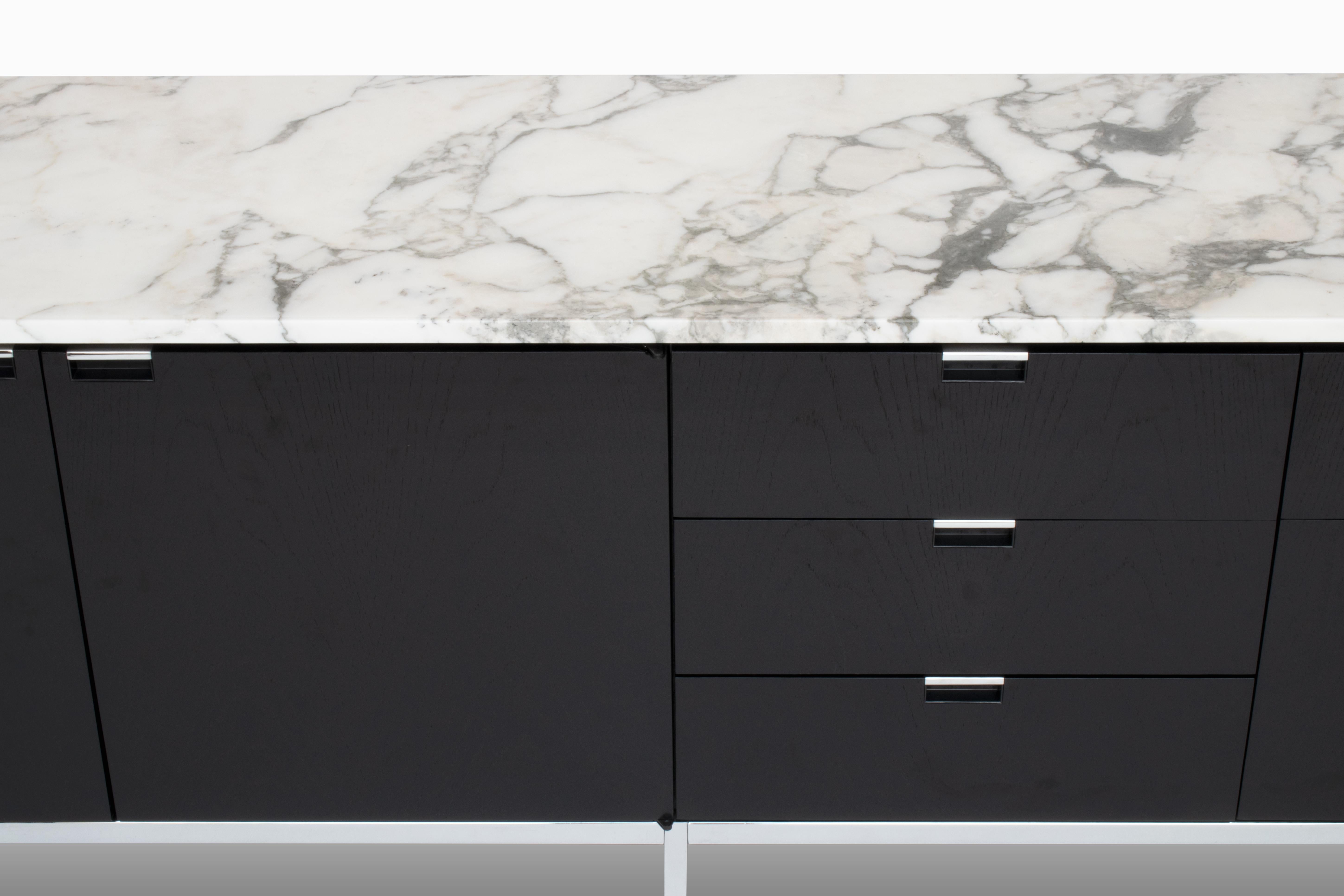 Mid-Century moderno Florence Knoll Credenza Quercia ebanizzata e Marmo in vendita