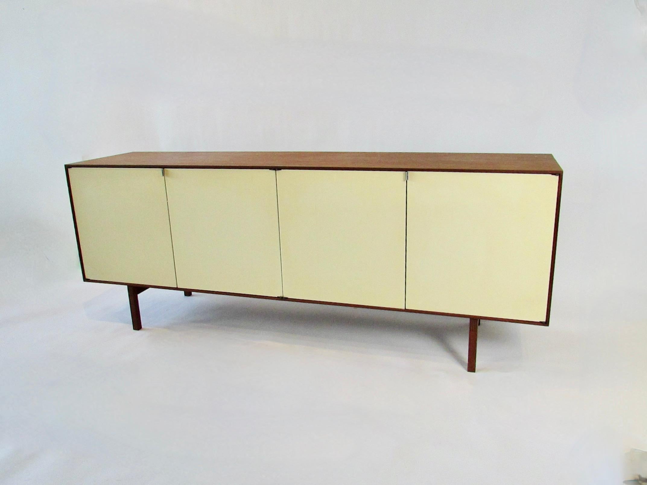 Florence Knoll designed four door credenza for Knoll In Good Condition For Sale In Ferndale, MI
