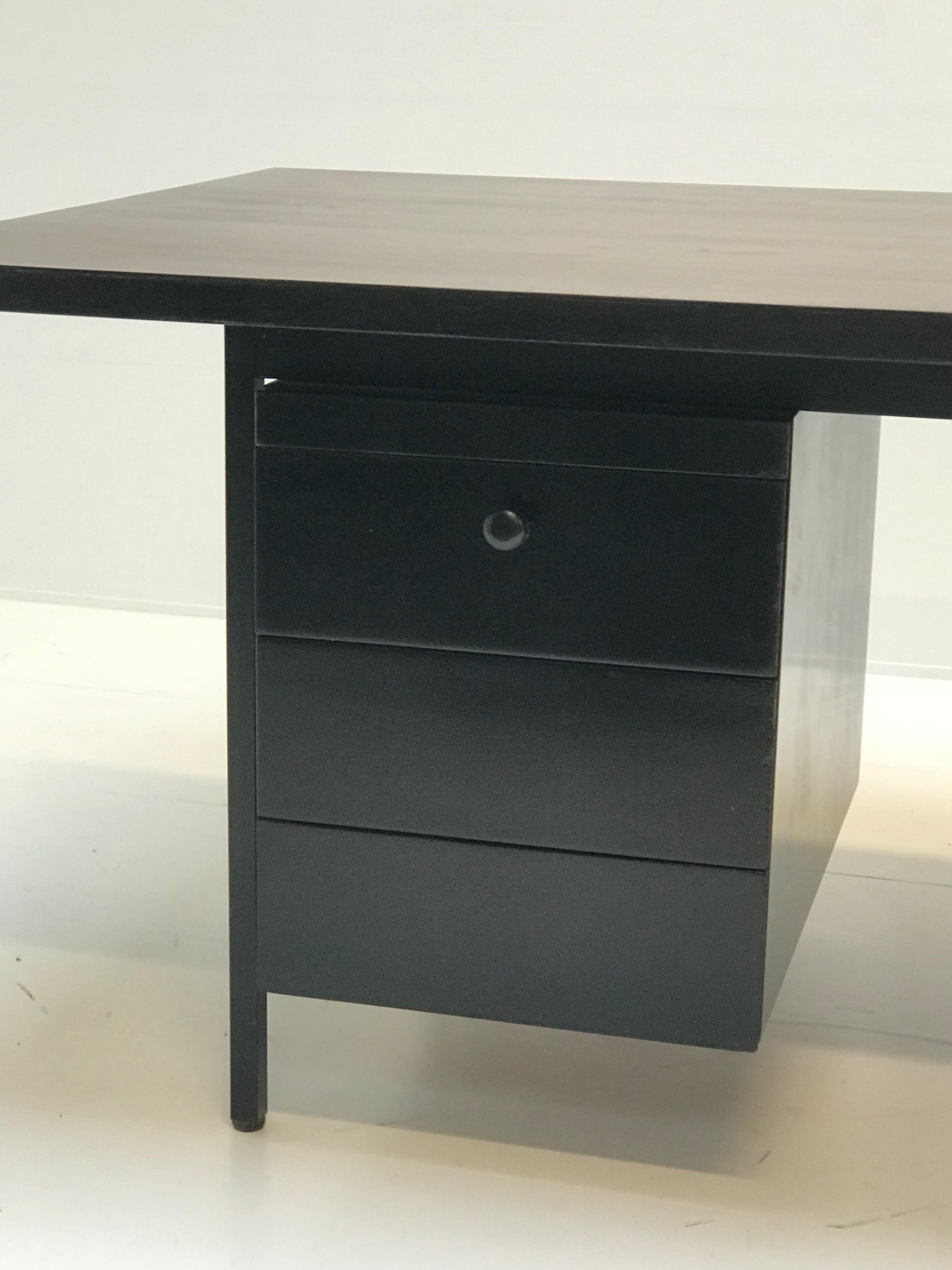 Elegant 2 colors desk by Florence Knoll
5 drawers an 2 extending parts.