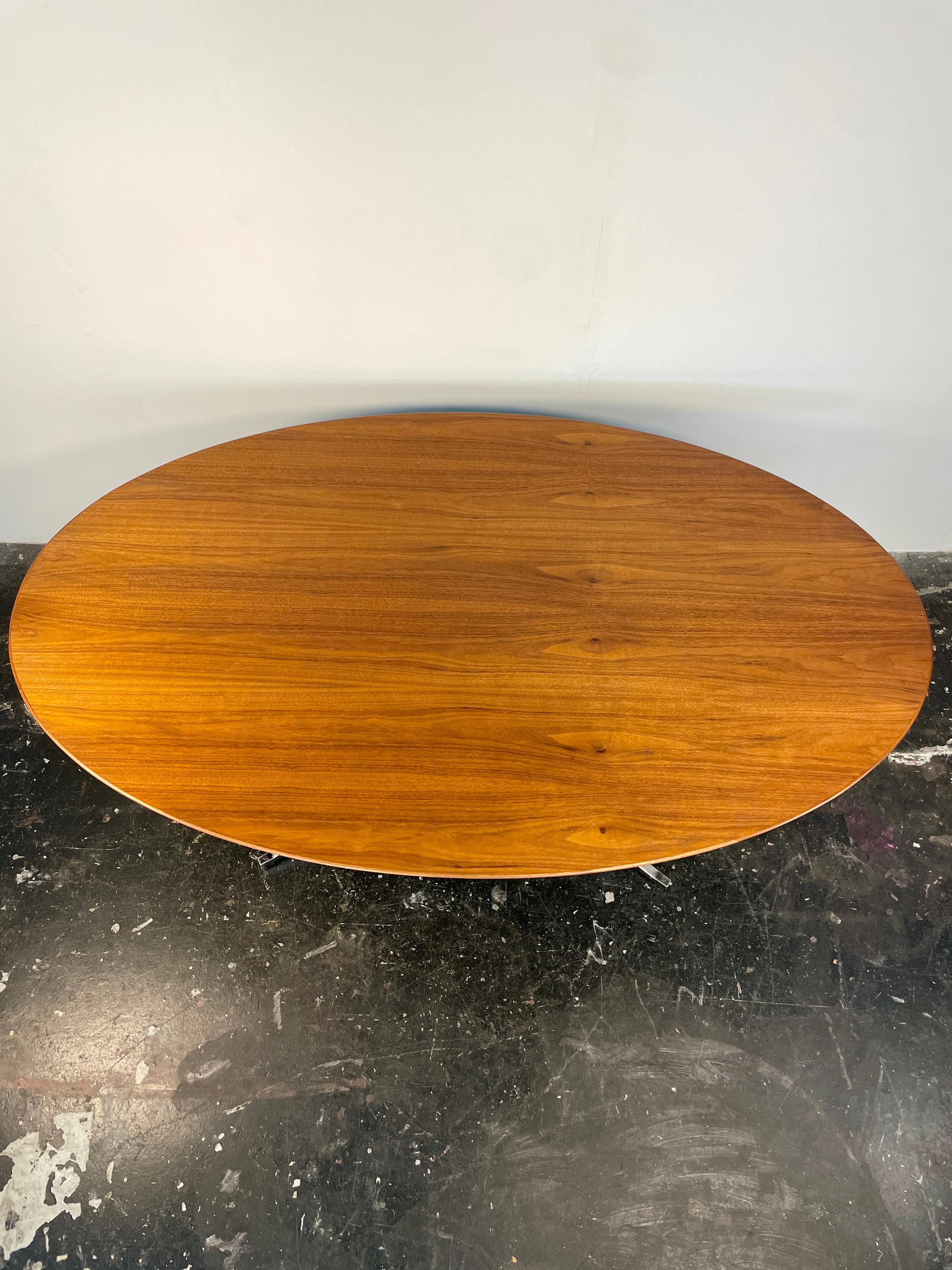 Florence Knoll Dining Table or Conference Table in Walnut In Good Condition For Sale In San Diego, CA