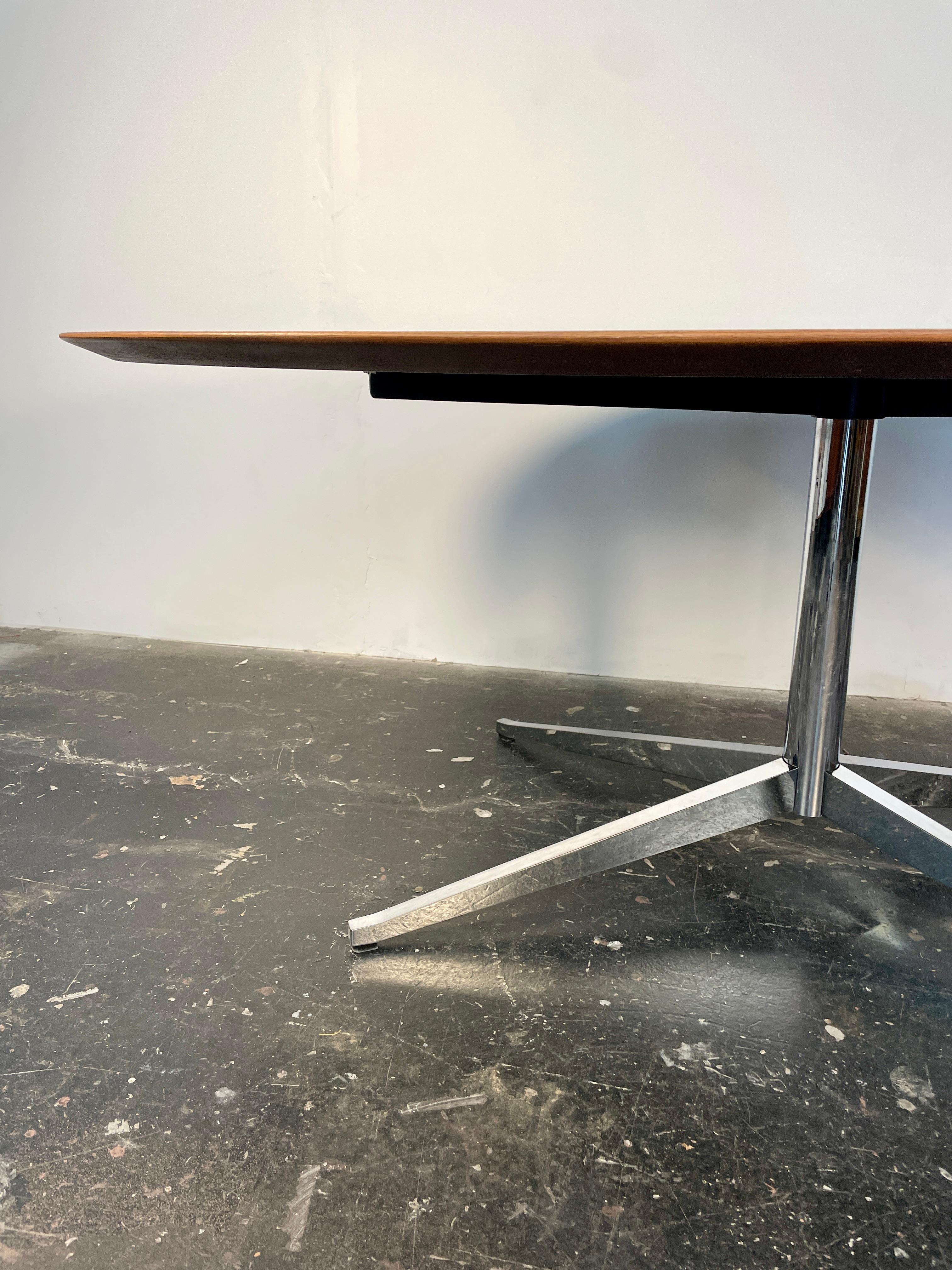 Florence Knoll Dining Table or Conference Table in Walnut For Sale 1