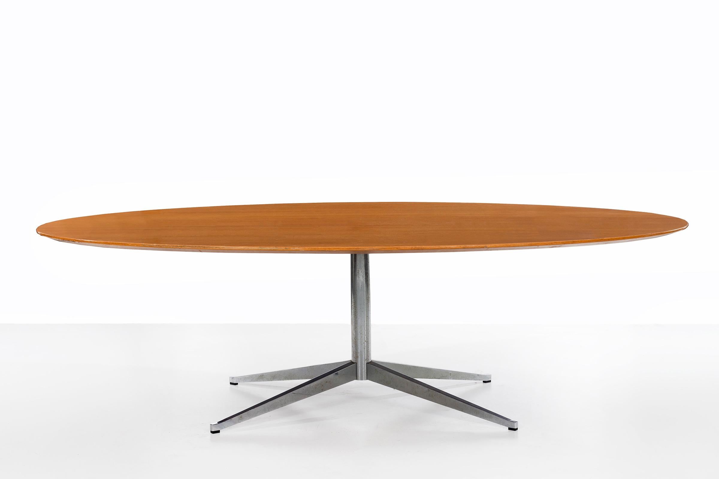 Florence Knoll for Knoll International oval dining table or executive desk.
Attractive oakwood-grained top with bevelled edge, X base, solid plated steel legs, plastic glides.
 
Label Knoll International.

 