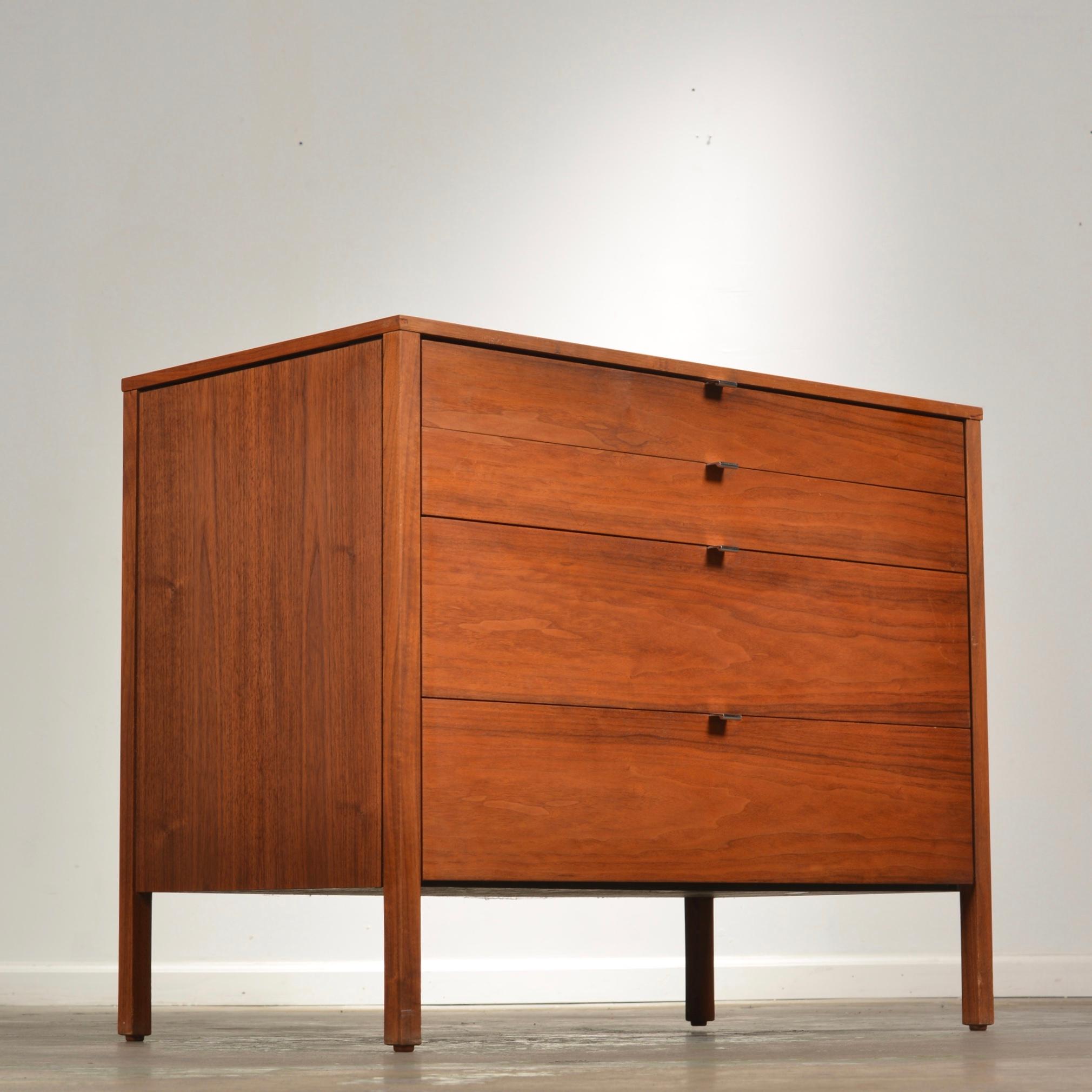 2 Florence Knoll Dressers in walnut  In Good Condition In Los Angeles, CA