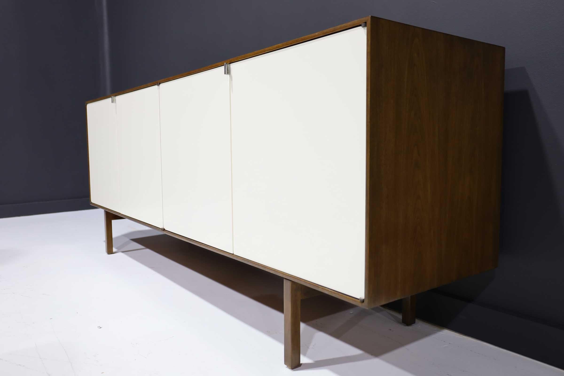 Florence Knoll Early Sideboard, Credenza in Walnut, Model 541 4