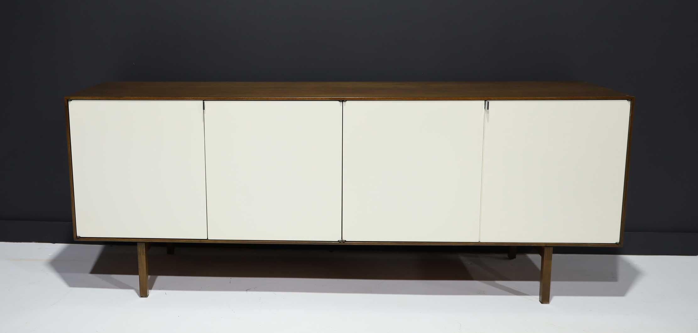 Mid-Century Modern Florence Knoll Early Sideboard, Credenza in Walnut, Model 541