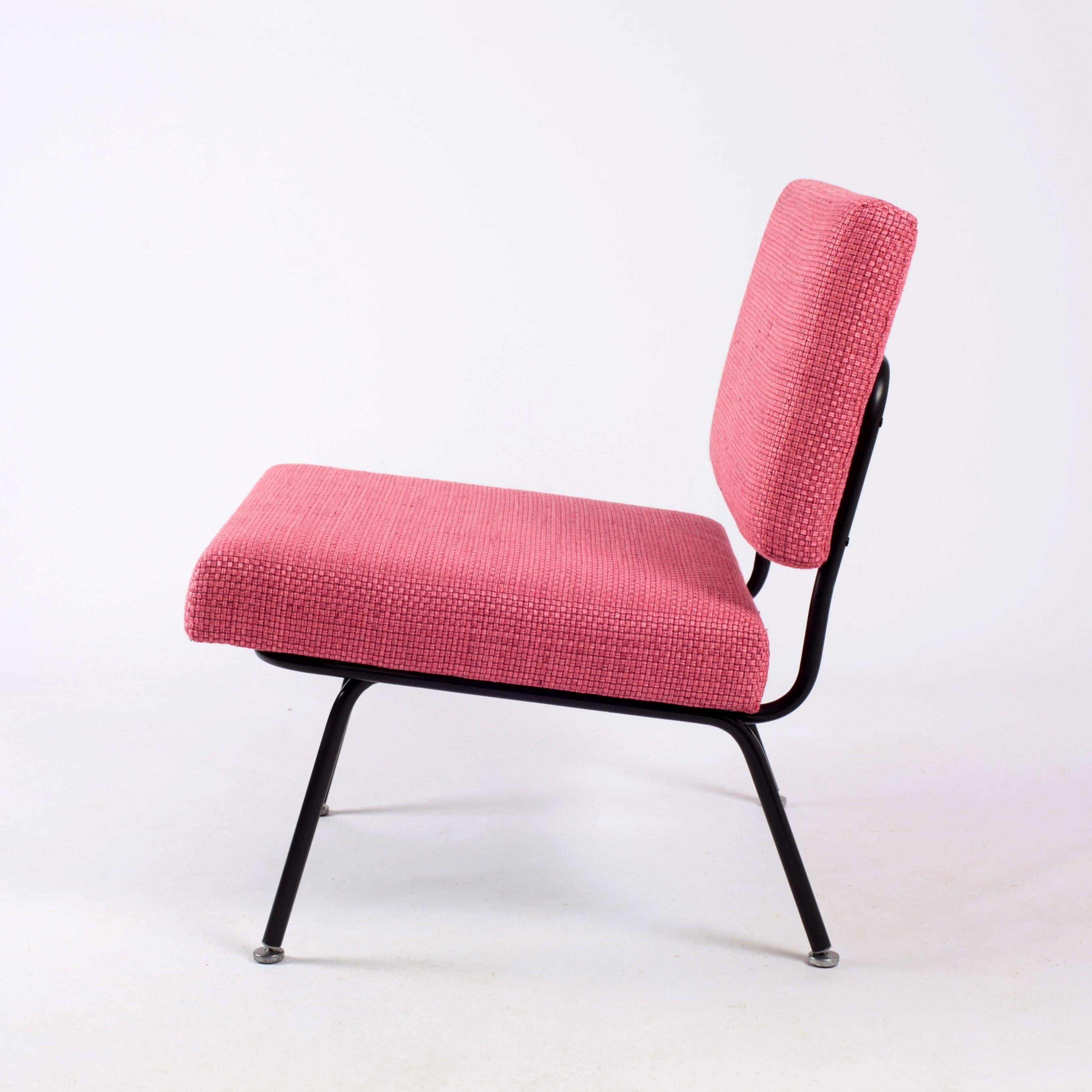 Florence Knoll lounge chair model 31 for Knoll International with black metal lacquered leg.
New foam and new upholstery in Pierre Frey pink fabric.
We have a second one if you want the pair you can ask us.