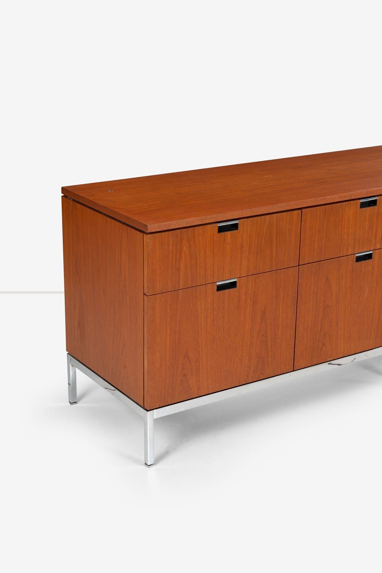 Florence Knoll Eight-Drawer Credenza in Teakwood In Good Condition For Sale In Chicago, IL