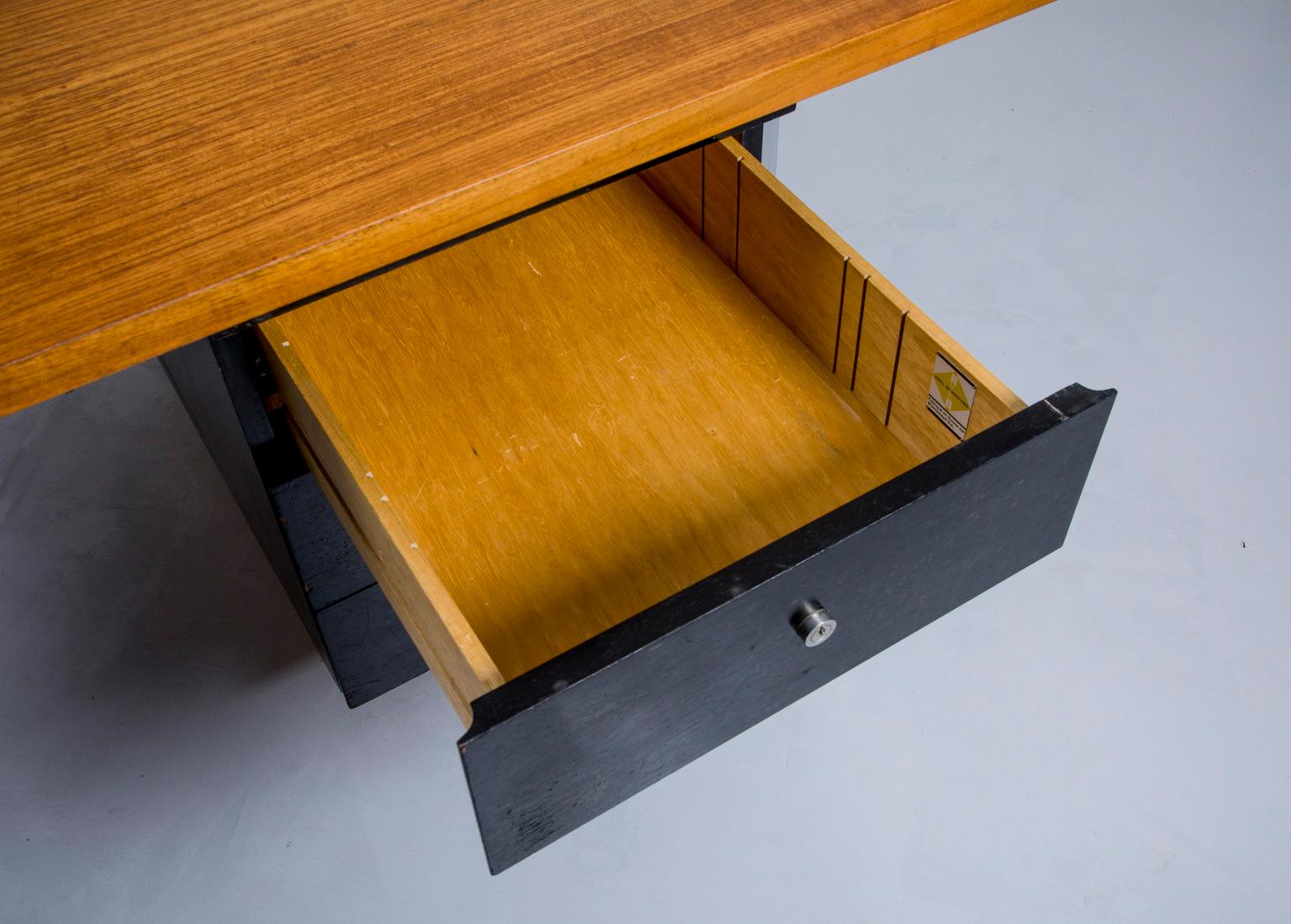 Mid-Century Modern Florence Knoll Executive Desk for Knoll International For Sale