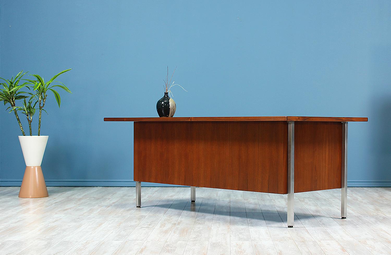 Florence Knoll Executive Walnut and Chrome Desk In Excellent Condition In Los Angeles, CA