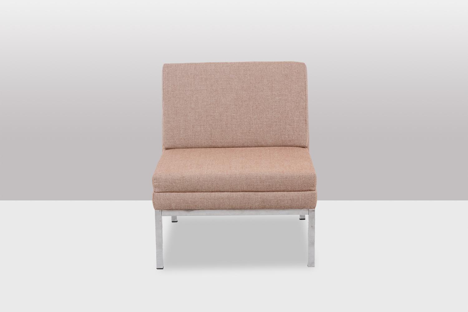 Silla de tela color polvo con su base cuadrada de metal cromado.

Obra estadounidense realizada en la década de 1970.

Dimensiones: Al 70 x An 60 x Pr 70 cm

Referencia: LS5424886G

