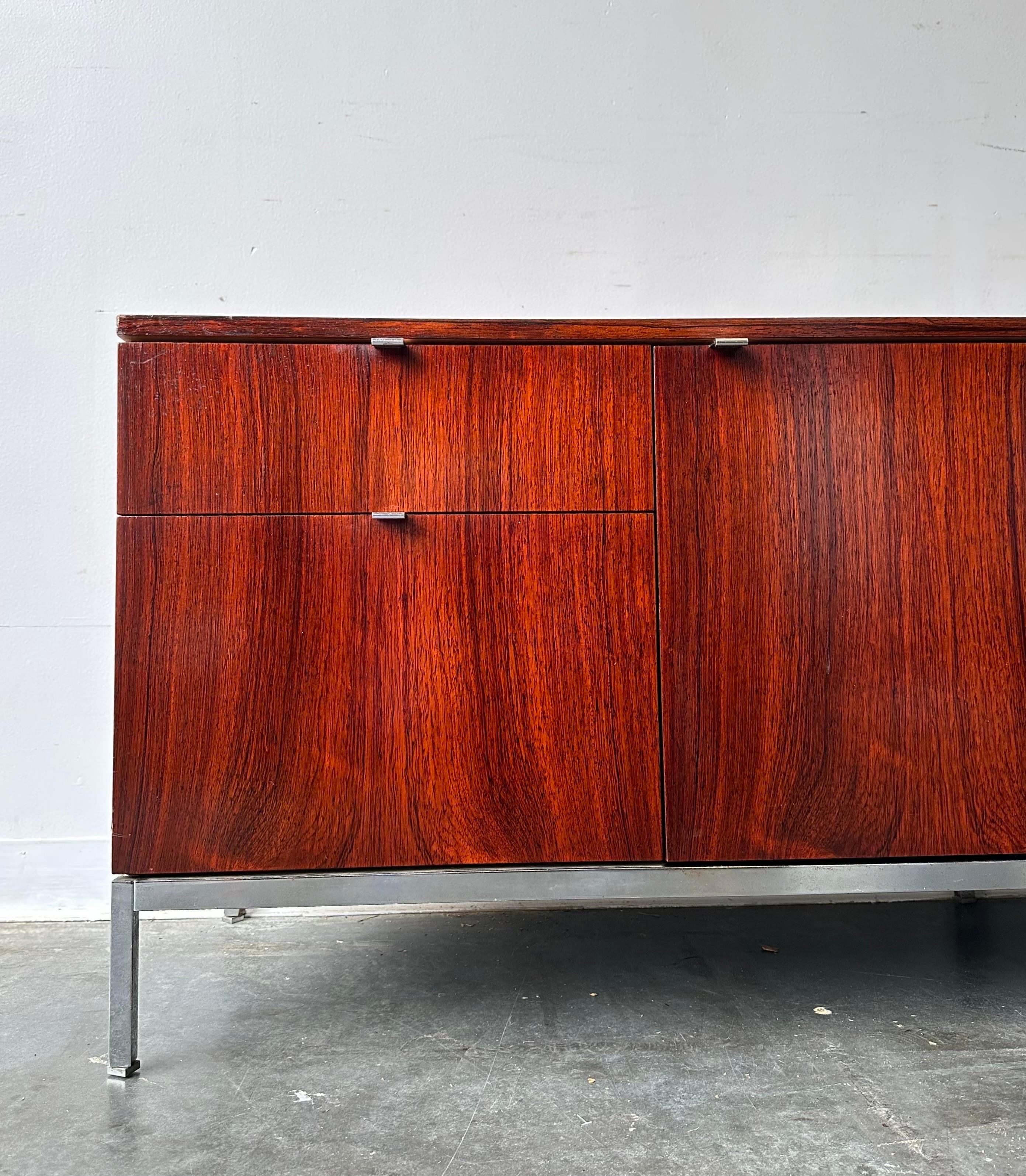 Florence Knoll for Knoll Associates rosewood credenza.

Outstanding Rosewood credenza in fantastic condition with a freshly refinished top.