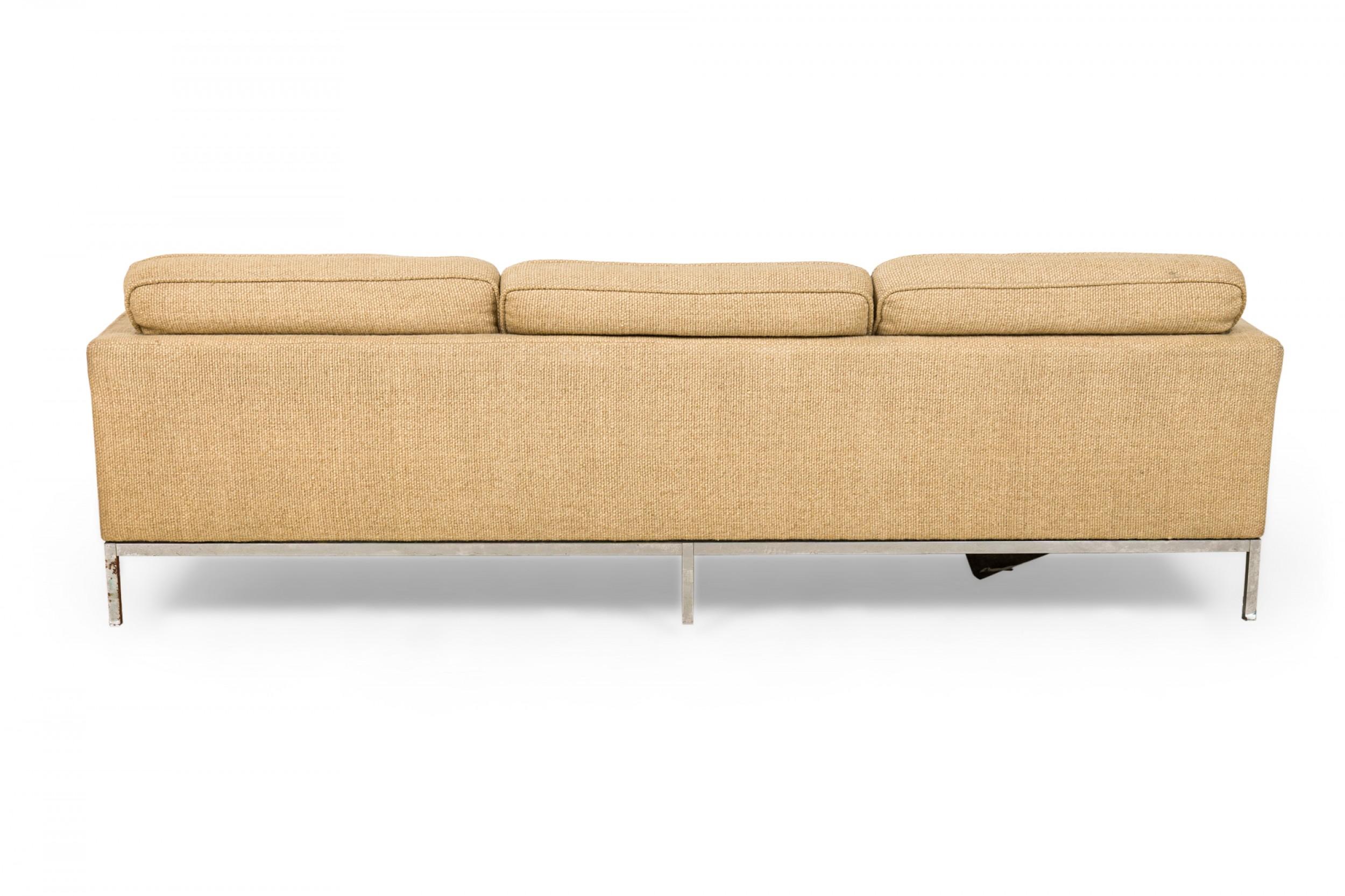 Amerikanisches Dreisitzer-Sofa aus der Jahrhundertmitte, gepolstert in beigem Gewebe, mit niedriger Rückenlehne und 3 abnehmbaren Sitzkissen, auf einem Metallgestell mit 6 Beinen. (FLORENCE KNOLL FÜR KNOLL INTERNATIONAL)

Altersbedingte Abnutzung