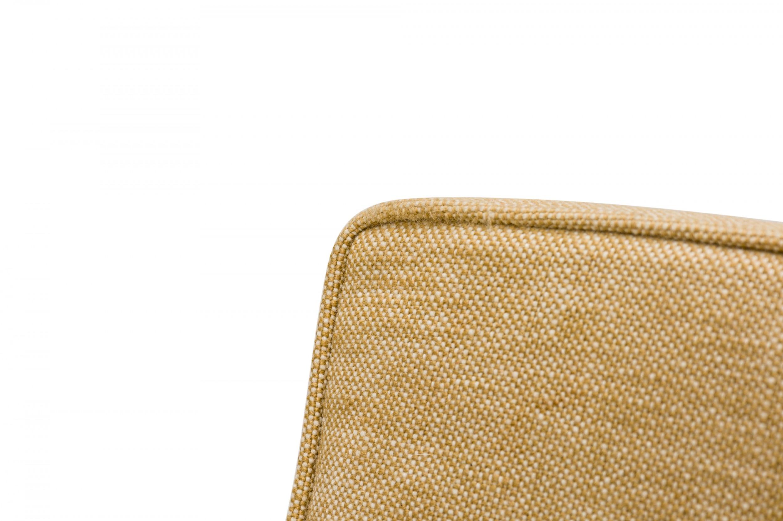 Florence Knoll für Knoll International Beigefarbener gepolsterter Sessel mit Stoffbezug im Angebot 1