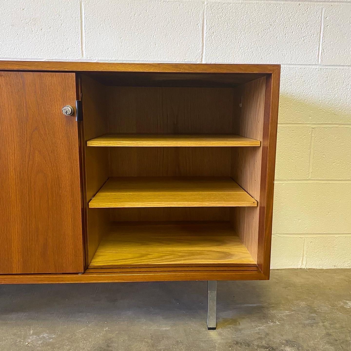 Florence Knoll for Knoll International Midcentury Modern Credenza Sideboard In Good Condition In Munroe Falls, OH