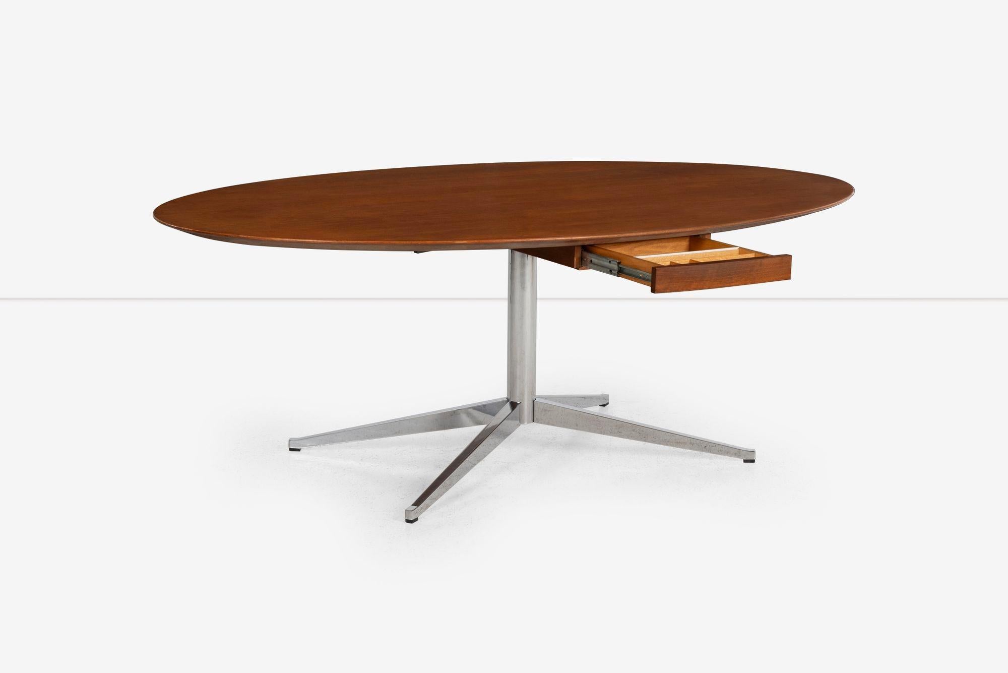Florence Knoll per Knoll International Scrivania ovale con cassetto in noce, 1960
Design iconico in stile internazionale ispirato a Mies van der Rohe.
Materiale: Superficie ovale in noce, base cromata
Caratteristiche: Cassetto singolo per matite,