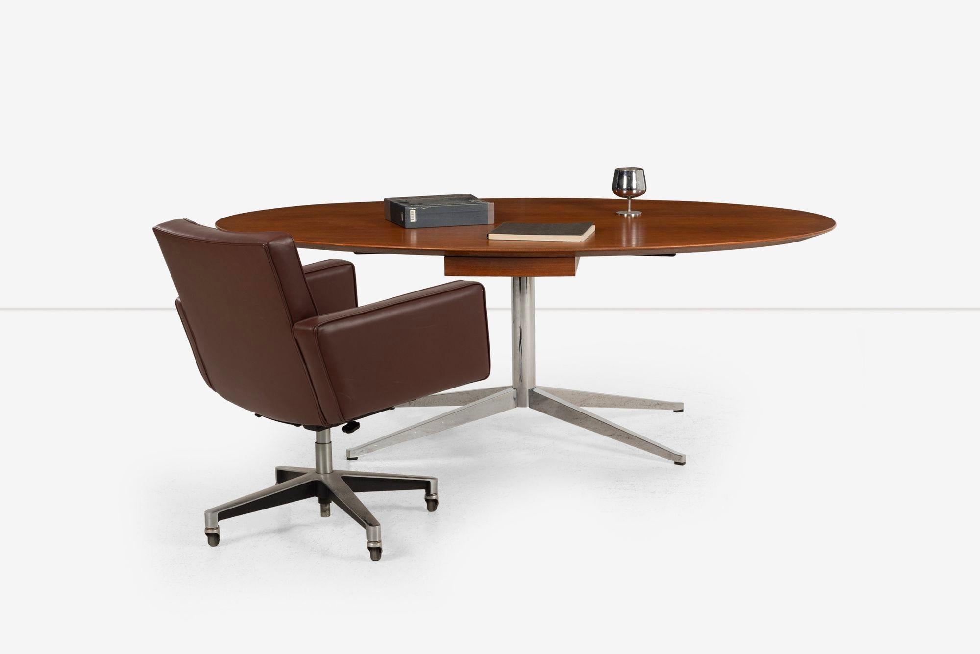 Mid-Century moderno Florence Knoll per Knoll international Scrivania ovale con cassetto in noce 1960 in vendita