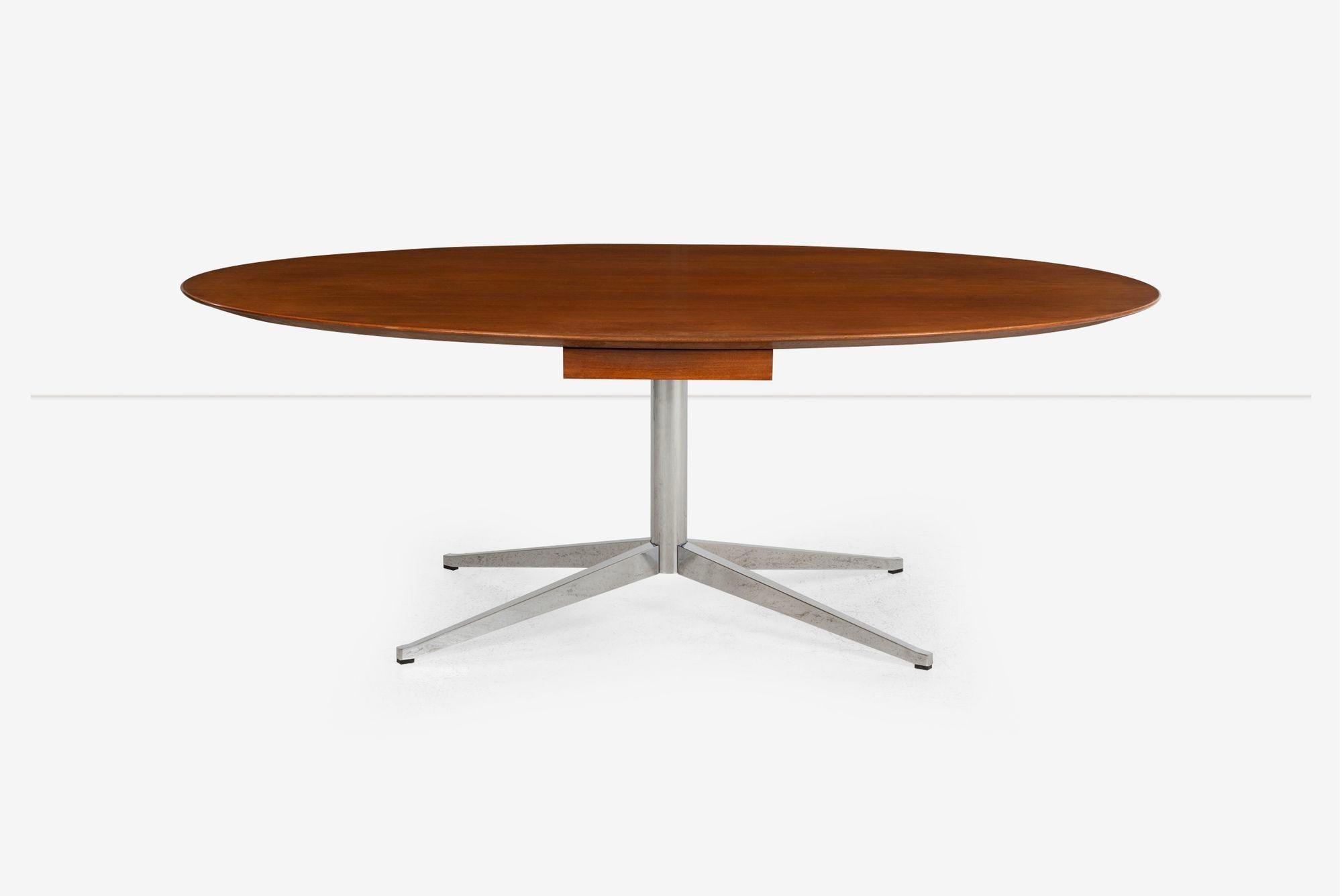 Americano Florence Knoll per Knoll international Scrivania ovale con cassetto in noce 1960 in vendita