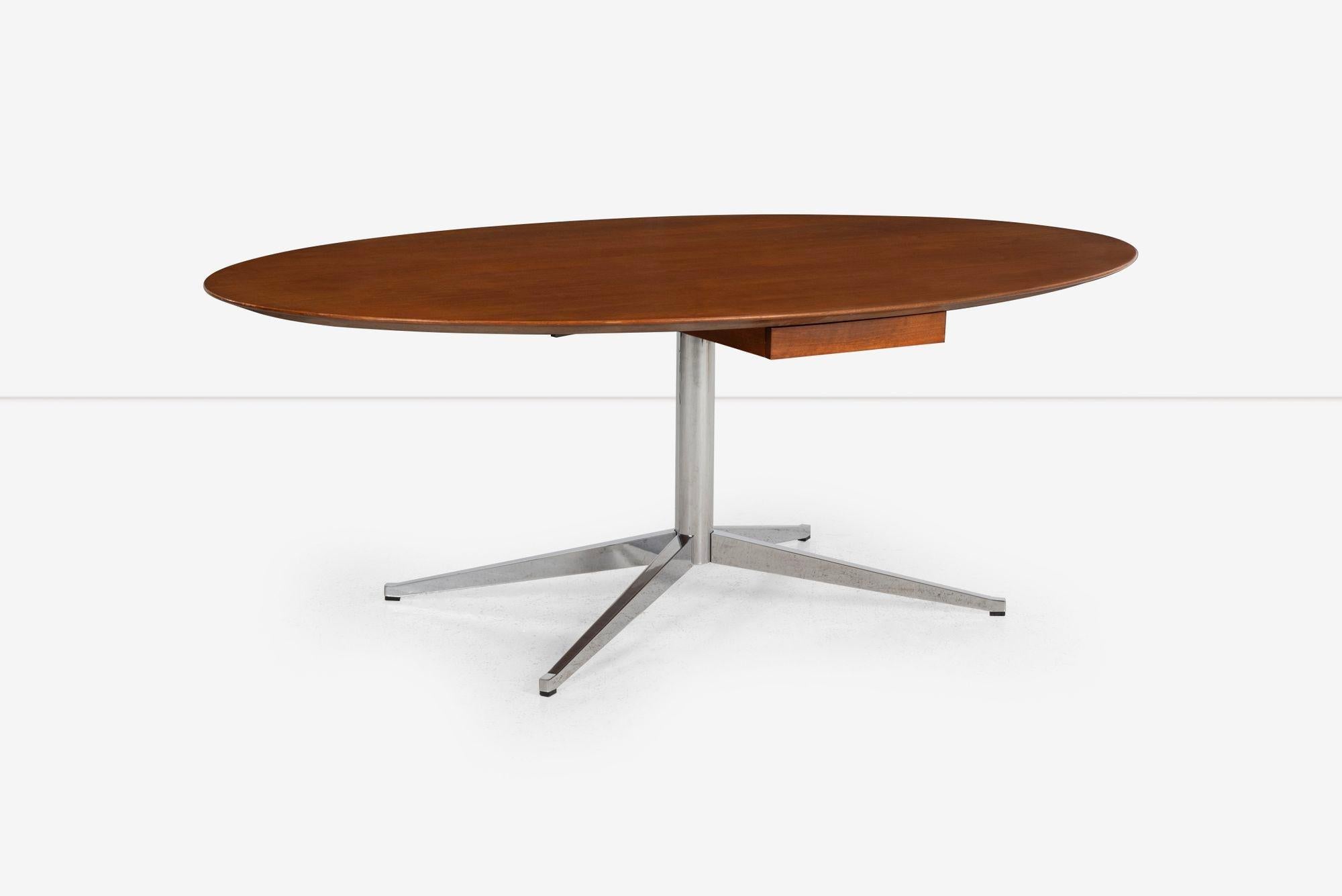 Appliqué Florence Knoll per Knoll international Scrivania ovale con cassetto in noce 1960 in vendita