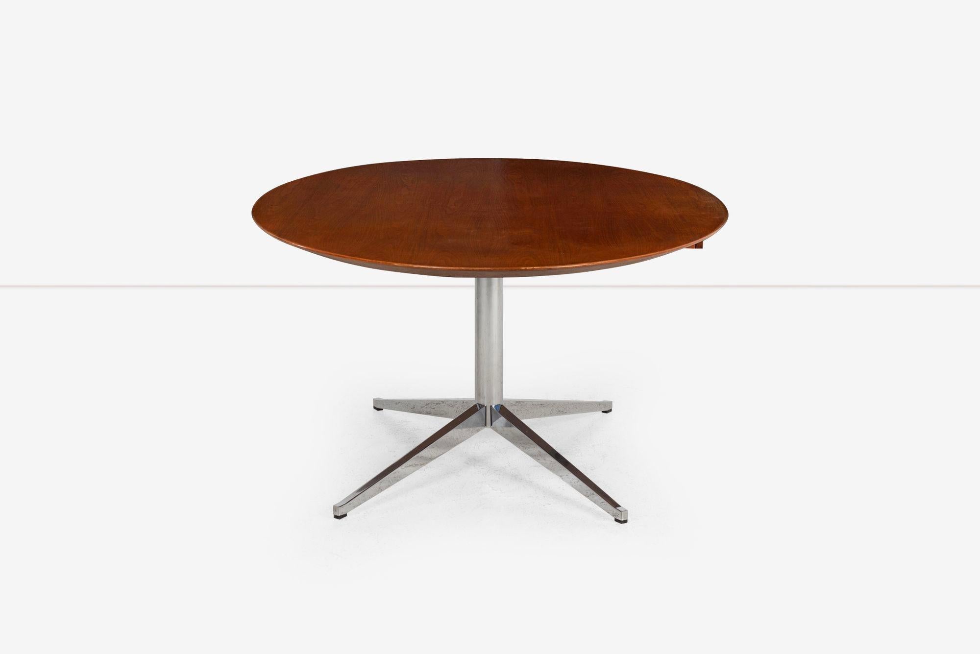 Florence Knoll per Knoll international Scrivania ovale con cassetto in noce 1960 In condizioni buone in vendita a Chicago, IL