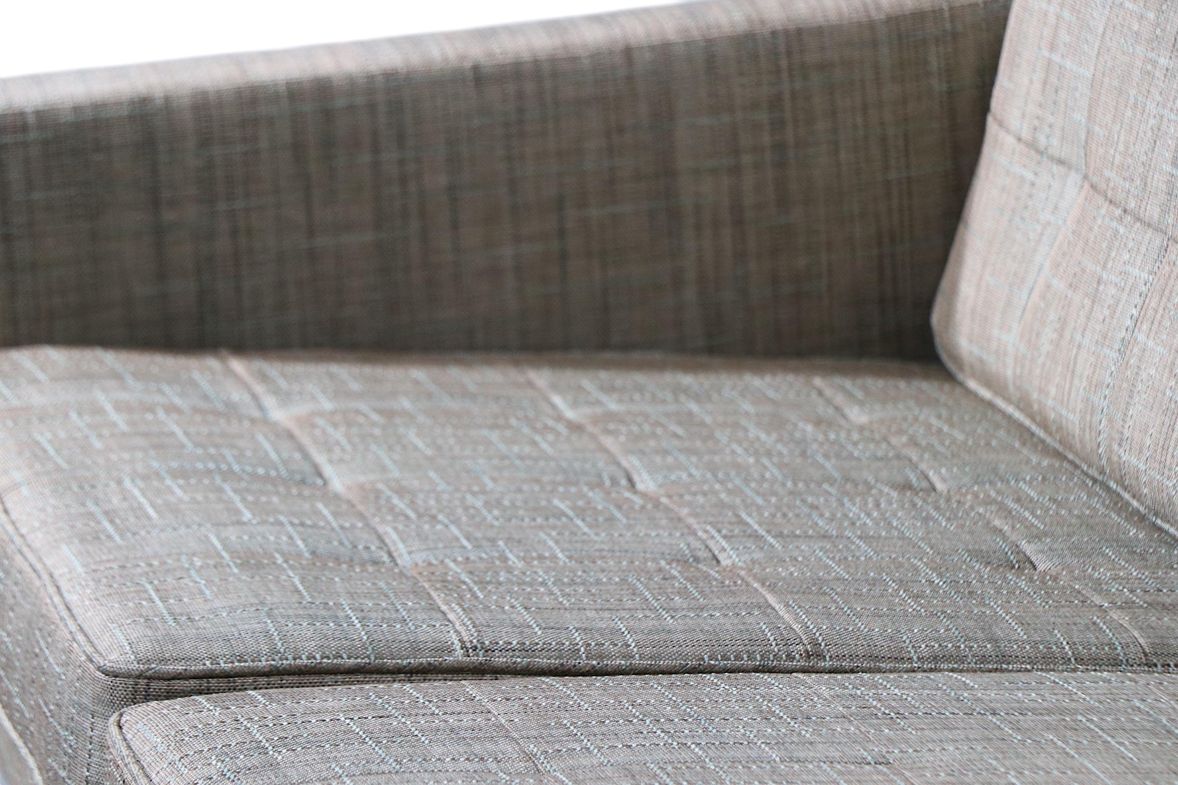 Increíble sofá clásico de mediados de siglo, diseñado por Florence Knoll para Knoll International ( Knoll Park Ave ). Este icónico sofá muestra toda la sofisticación, calidad y belleza que se espera de Knoll.  El propietario original lo tenía