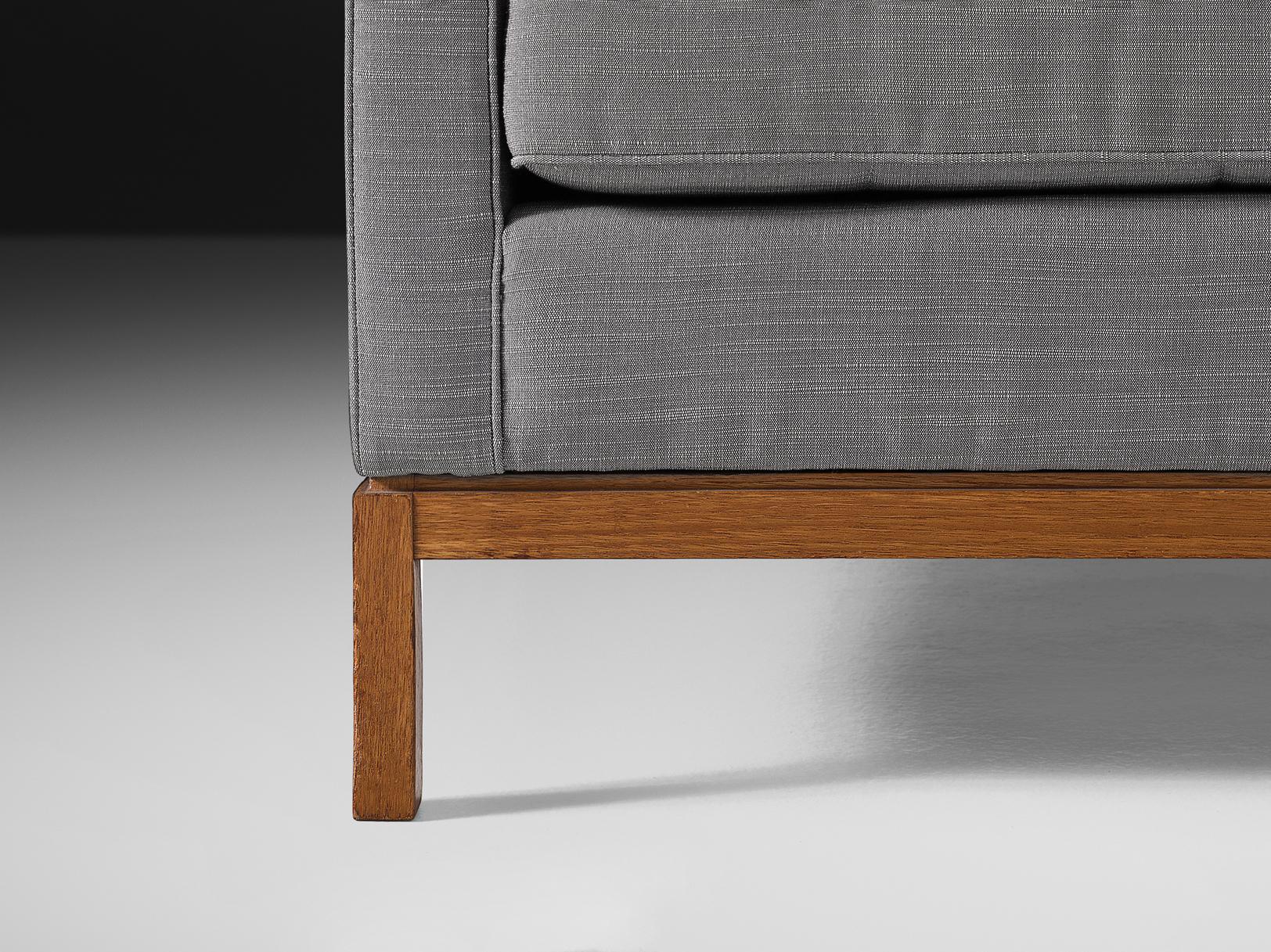 Mid-Century Modern Florence Knoll for Knoll International Sofa in Teak and Grey Upholstery en vente