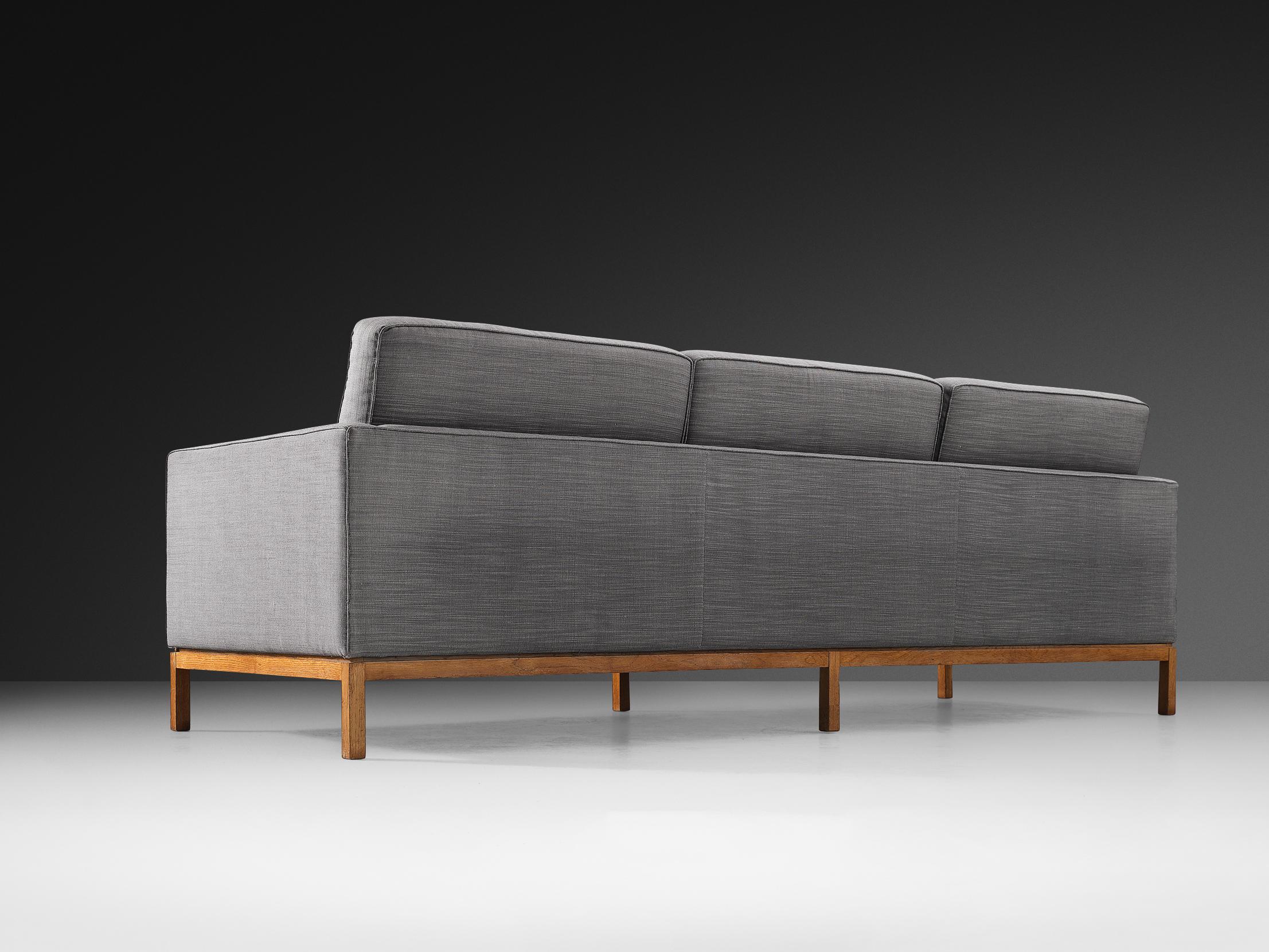 Milieu du XXe siècle Florence Knoll for Knoll International Sofa in Teak and Grey Upholstery en vente