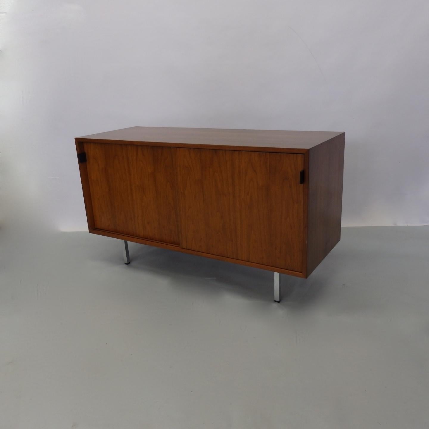 Florence Knoll for Knoll Leather Pull Walnut Sliding Door Credenza In Excellent Condition In Ferndale, MI