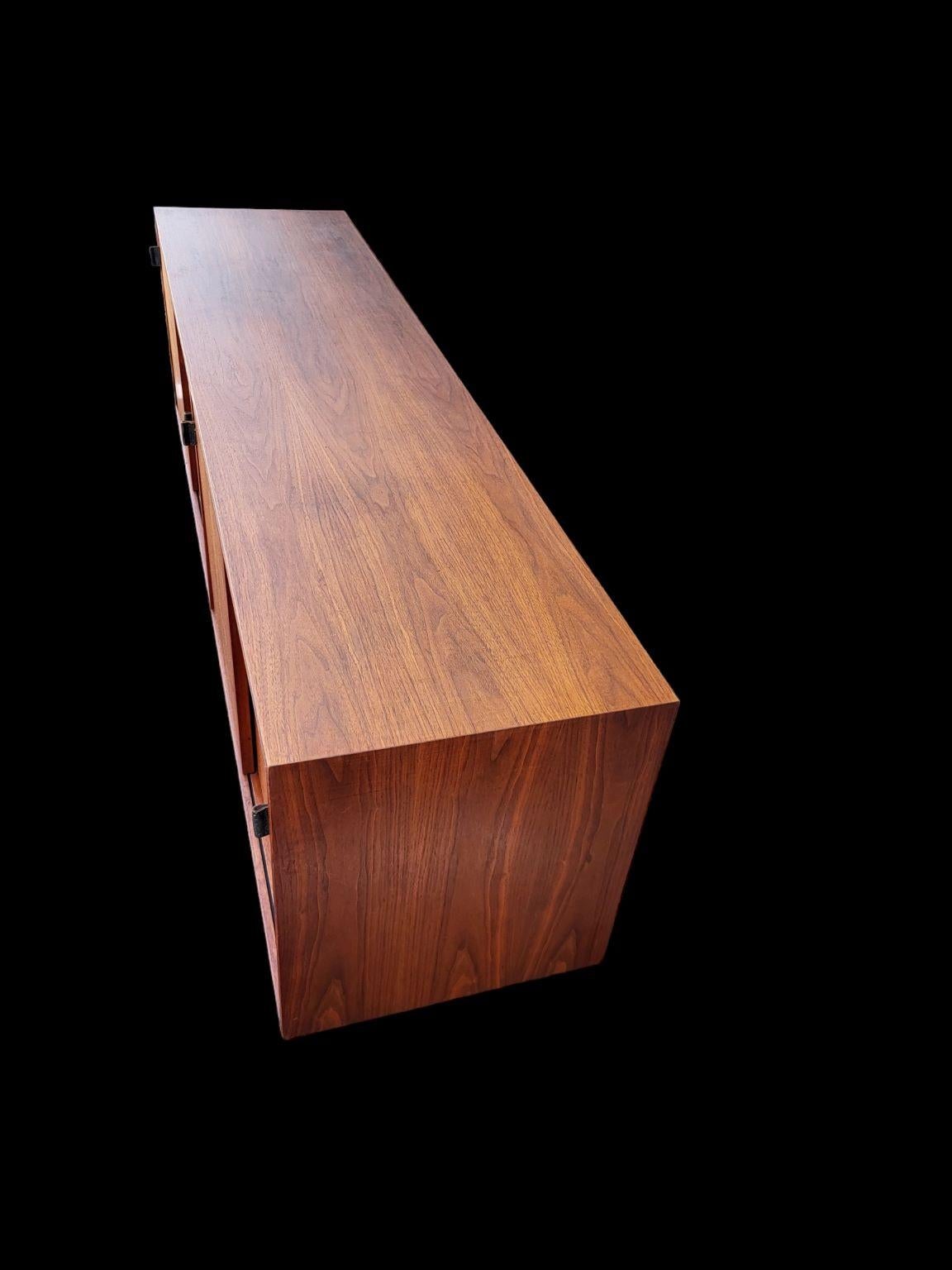 Florence Knoll For Knoll Mid Century Modern Credenza C.1963 For Sale 3