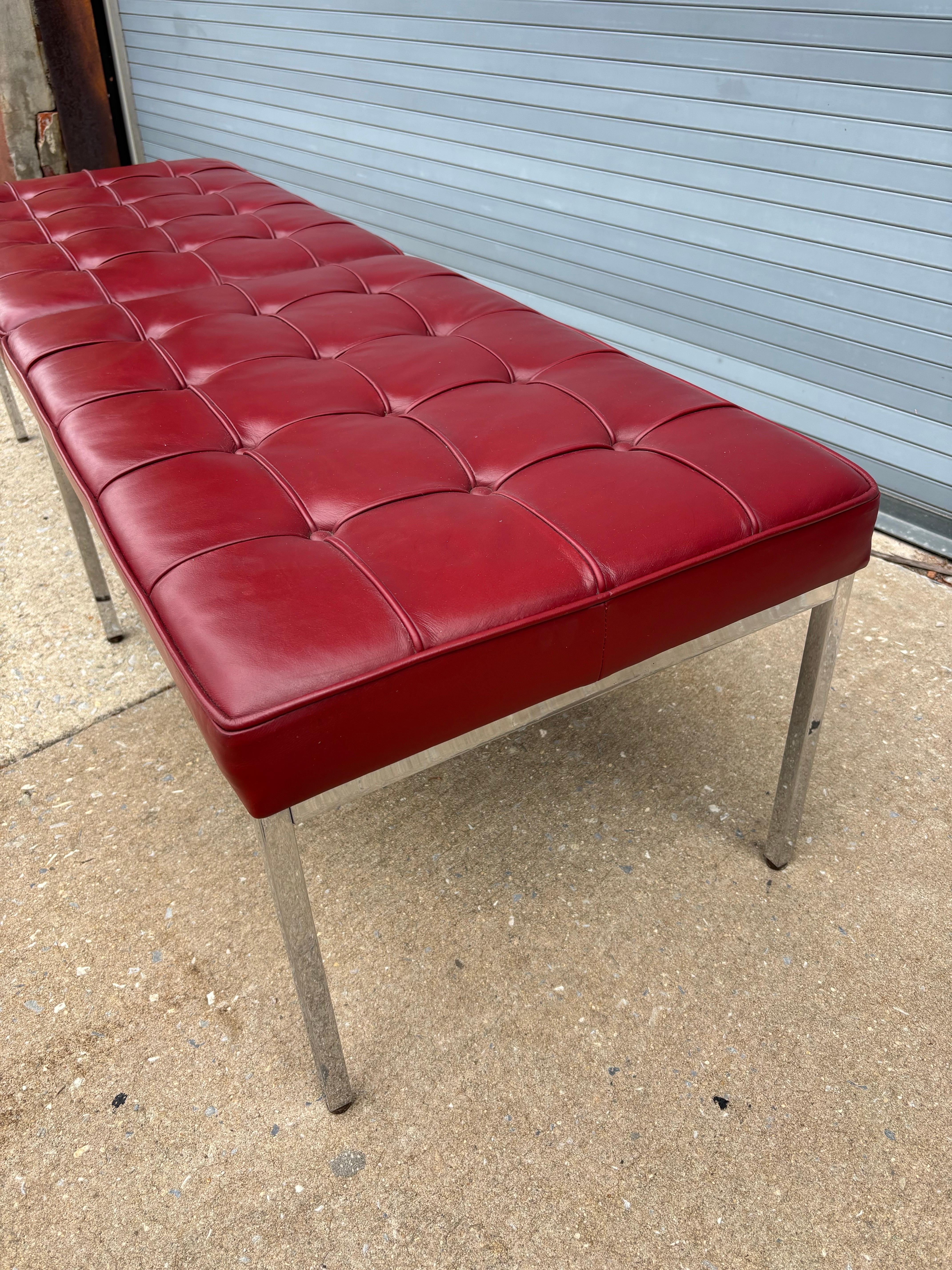 Florence Knoll para Knoll Banco de cuero Ox Blood, 2 Disponibles Moderno de mediados de siglo en venta