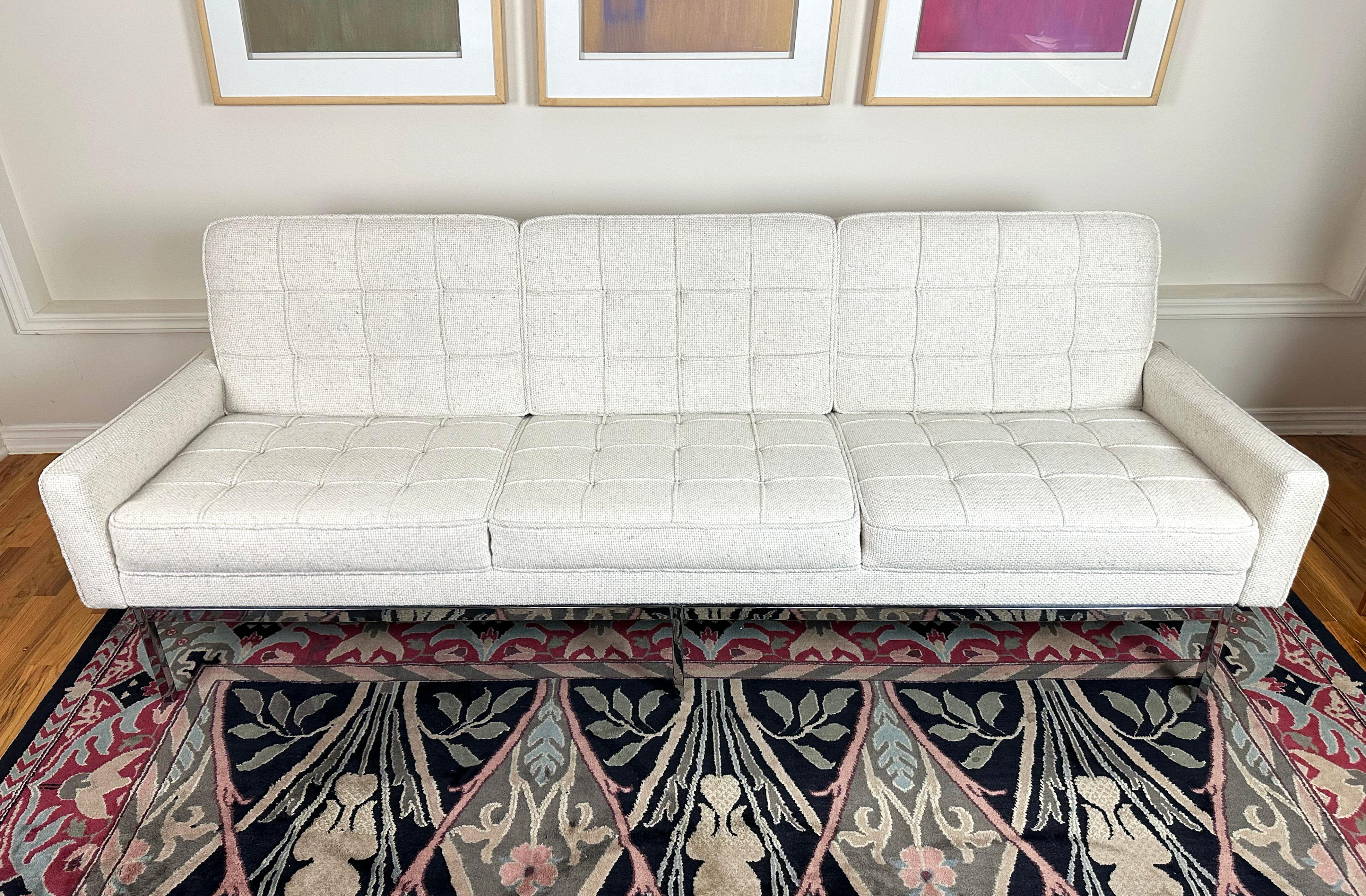 Un precioso sofá Modelo 67a diseñado por Florence Knoll en 1958 y adquirido a Knoll Associates en la década de 1960. Retapizada en tela Knoll en 2005. 

El tejido texturizado es un beige cálido claro jaspeado con sutiles matices azules/grises y