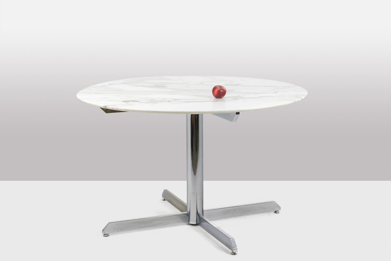 Florence Knoll para Knoll.

Mesa de comedor. Encimera redonda de mármol Arabescato blanco, base de metal cromado en forma de cruz.

Obra estadounidense realizada hacia 1960.

Dimensiones: A 71 x P 120 cm

Referencia: LS58341208U
