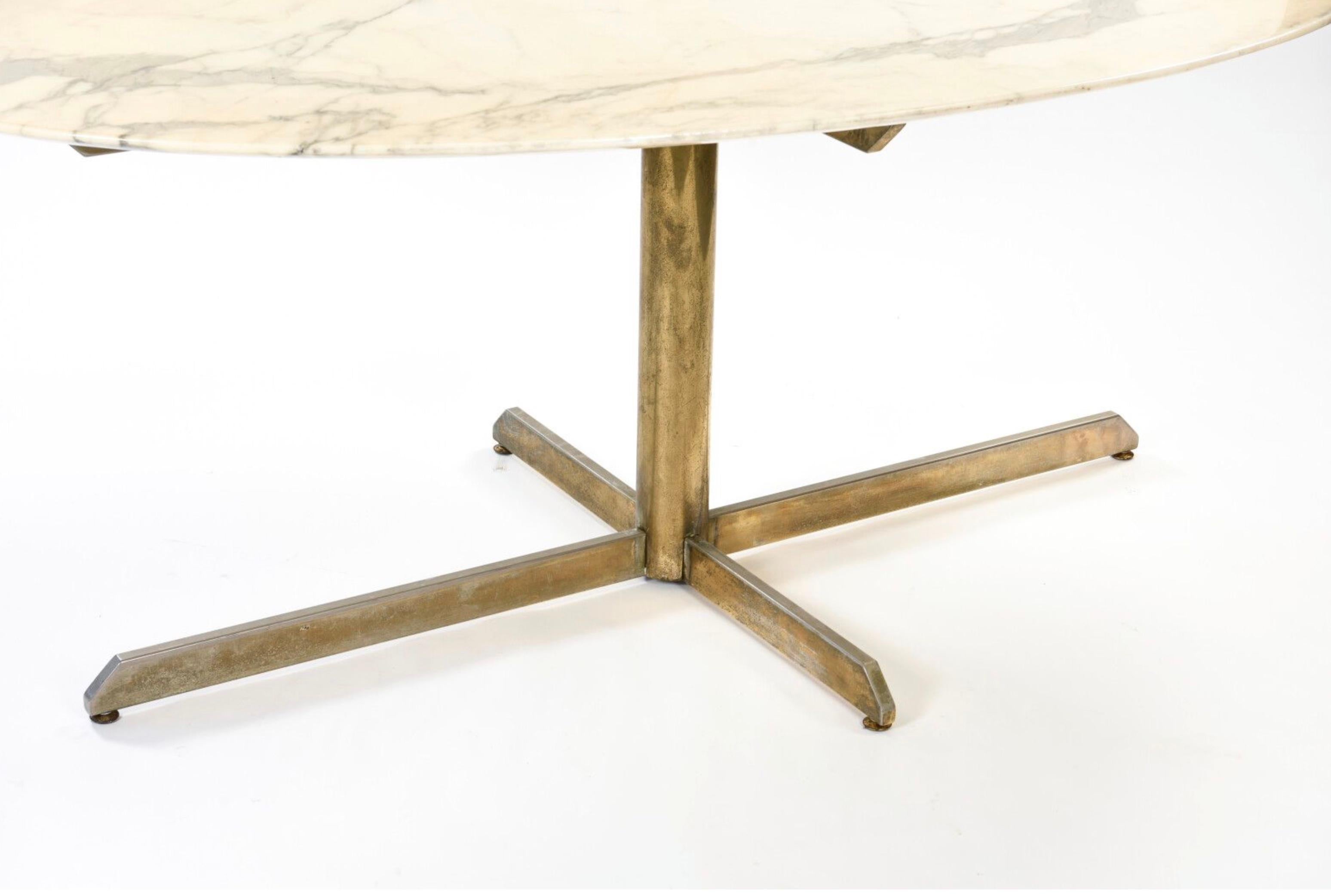 Florence Knoll pour Roche Bobois 
Table de salle à manger avec plateau ovale en marbre de Carrara reposant sur une base en métal chromé à croix dorée. 
Circa 1970. 
Mesures : L : 188 cm - L : 107 cm - H : 74 cm.