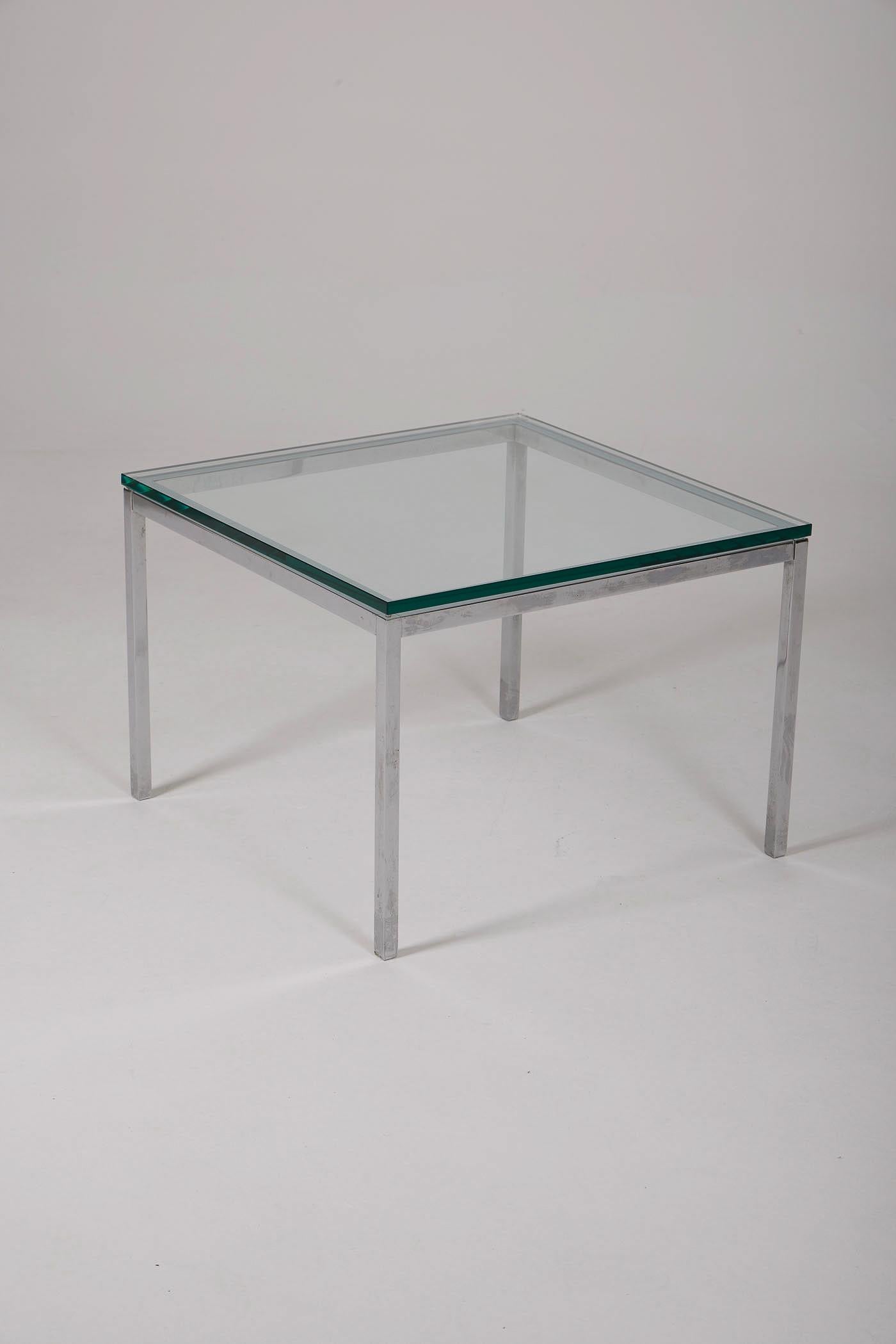 Table basse de la designer Florence Knoll pour Knoll International, datant des années 1970. La structure est en acier soudé et chromé. Le plateau de la table est en verre épais. 2 tables disponibles. Très bon état.
DV433