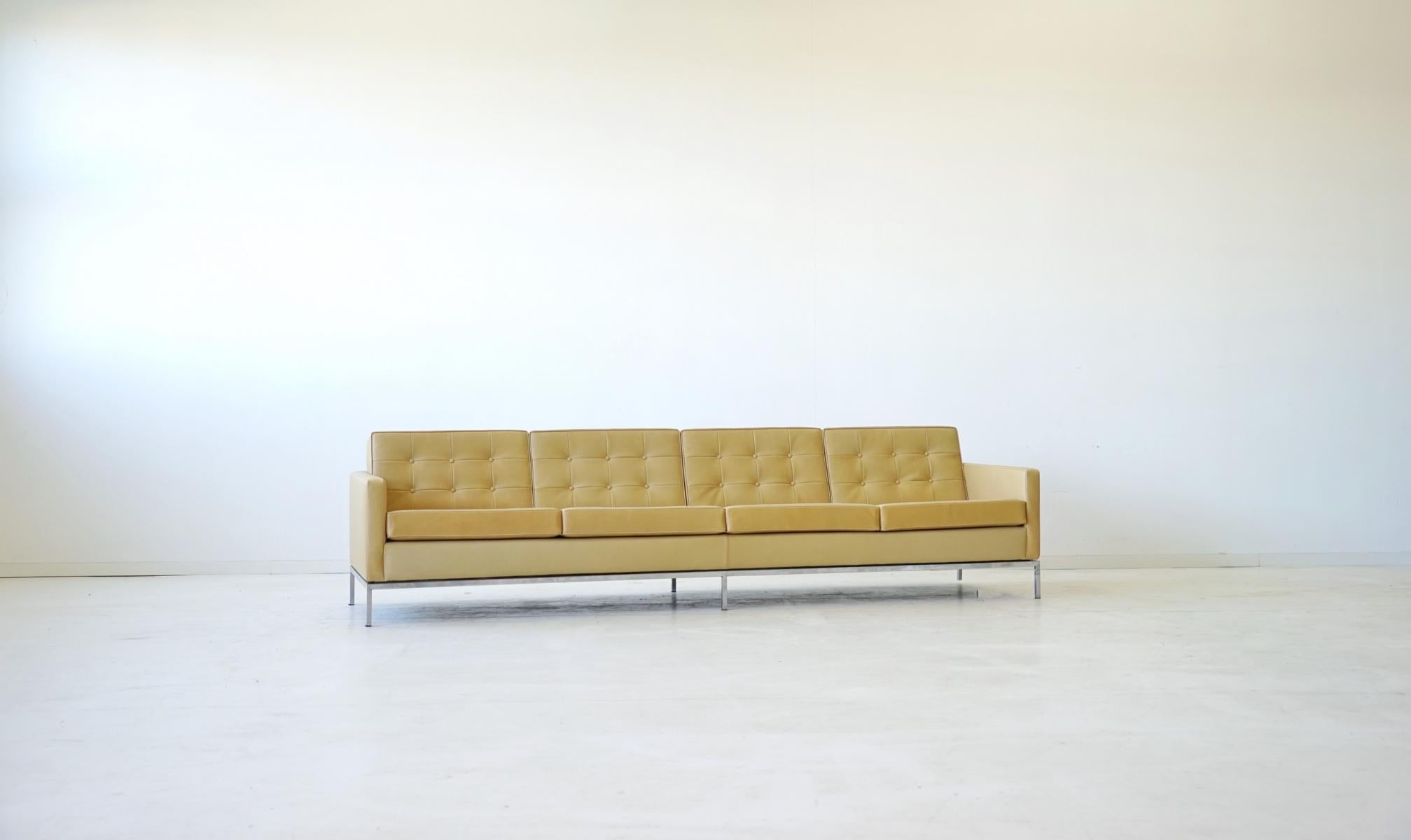 Mid-Century moderno Florence Knoll International Divano a 4 posti in pelle in vendita