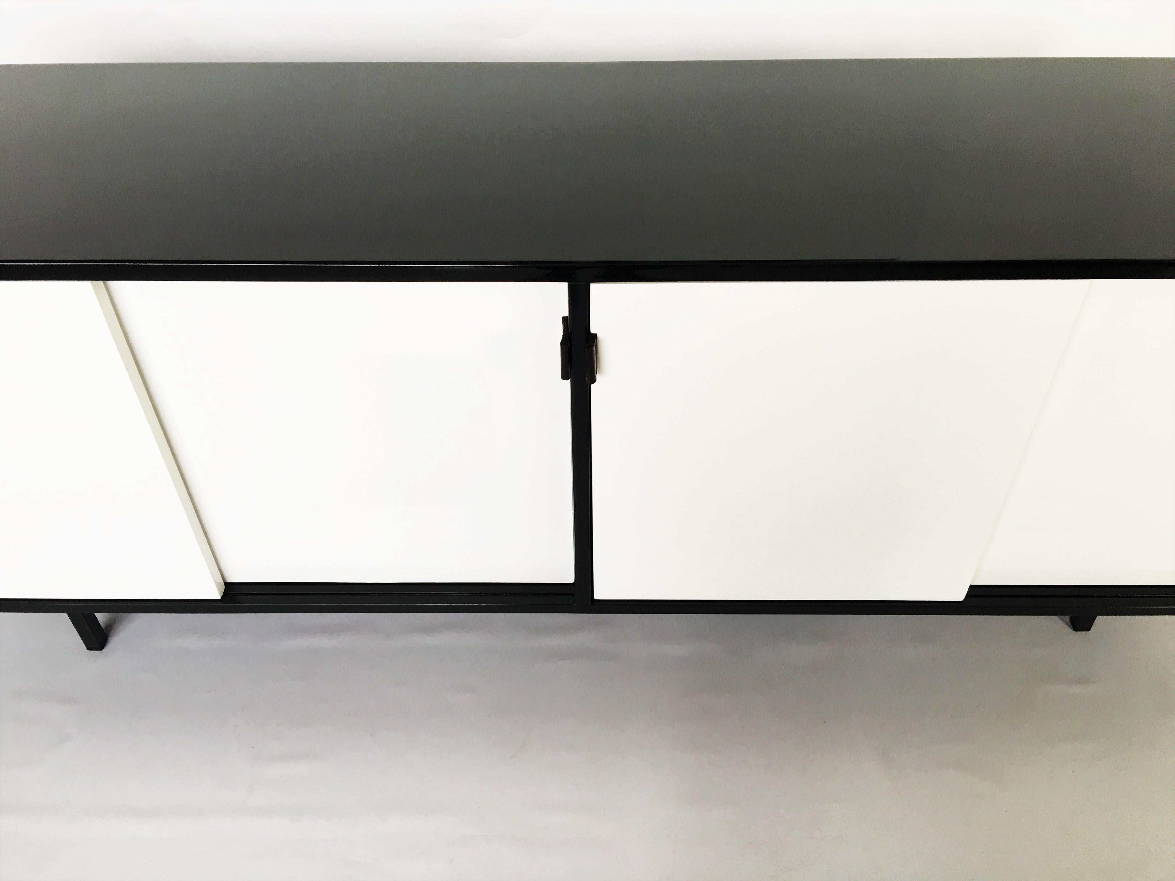 Mid-Century Modern Florence Knoll Large Black and White Lacquered Credenza For Sale