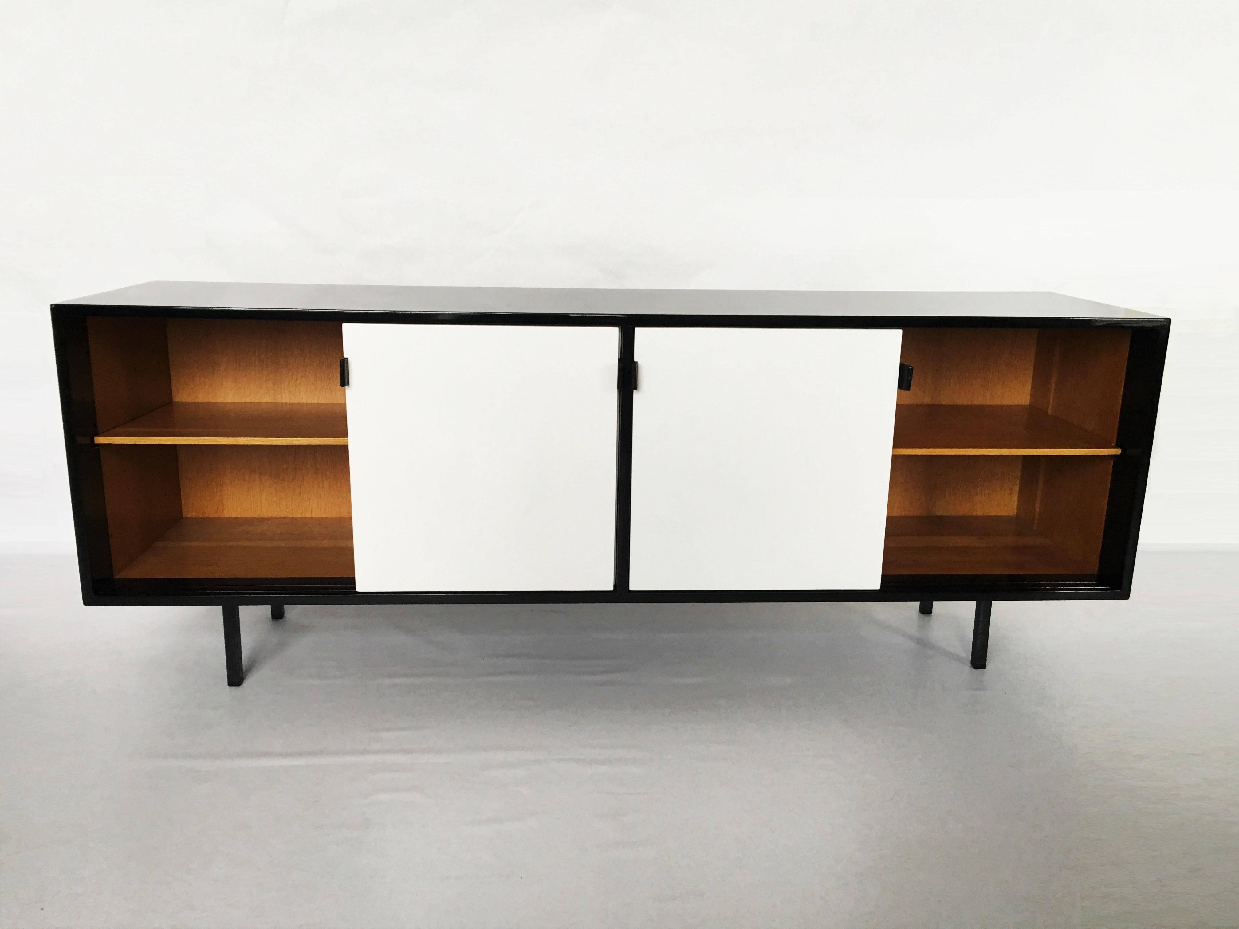 Florence Knoll Large Black and White Lacquered Credenza In Good Condition For Sale In Dallas, TX