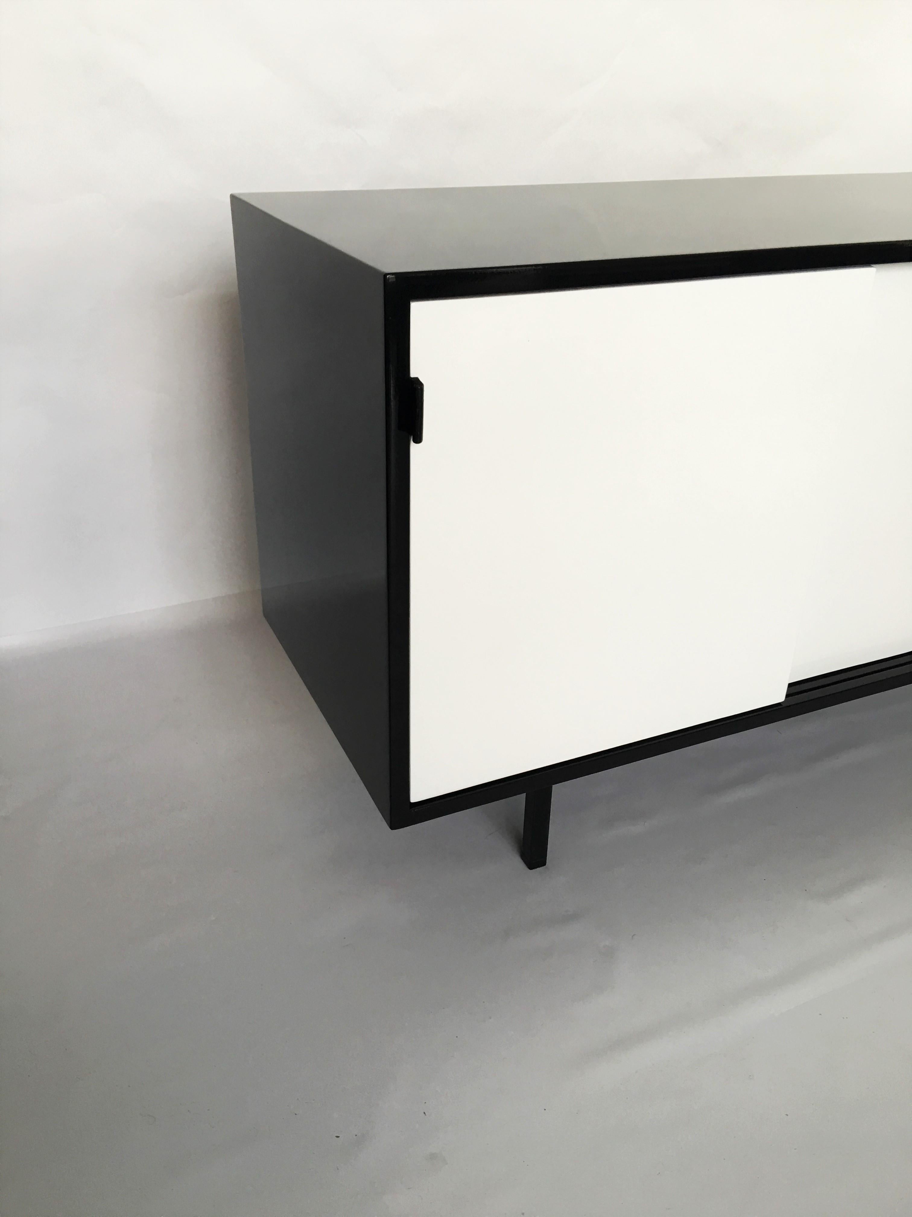Florence Knoll Large Black and White Lacquered Credenza For Sale 1