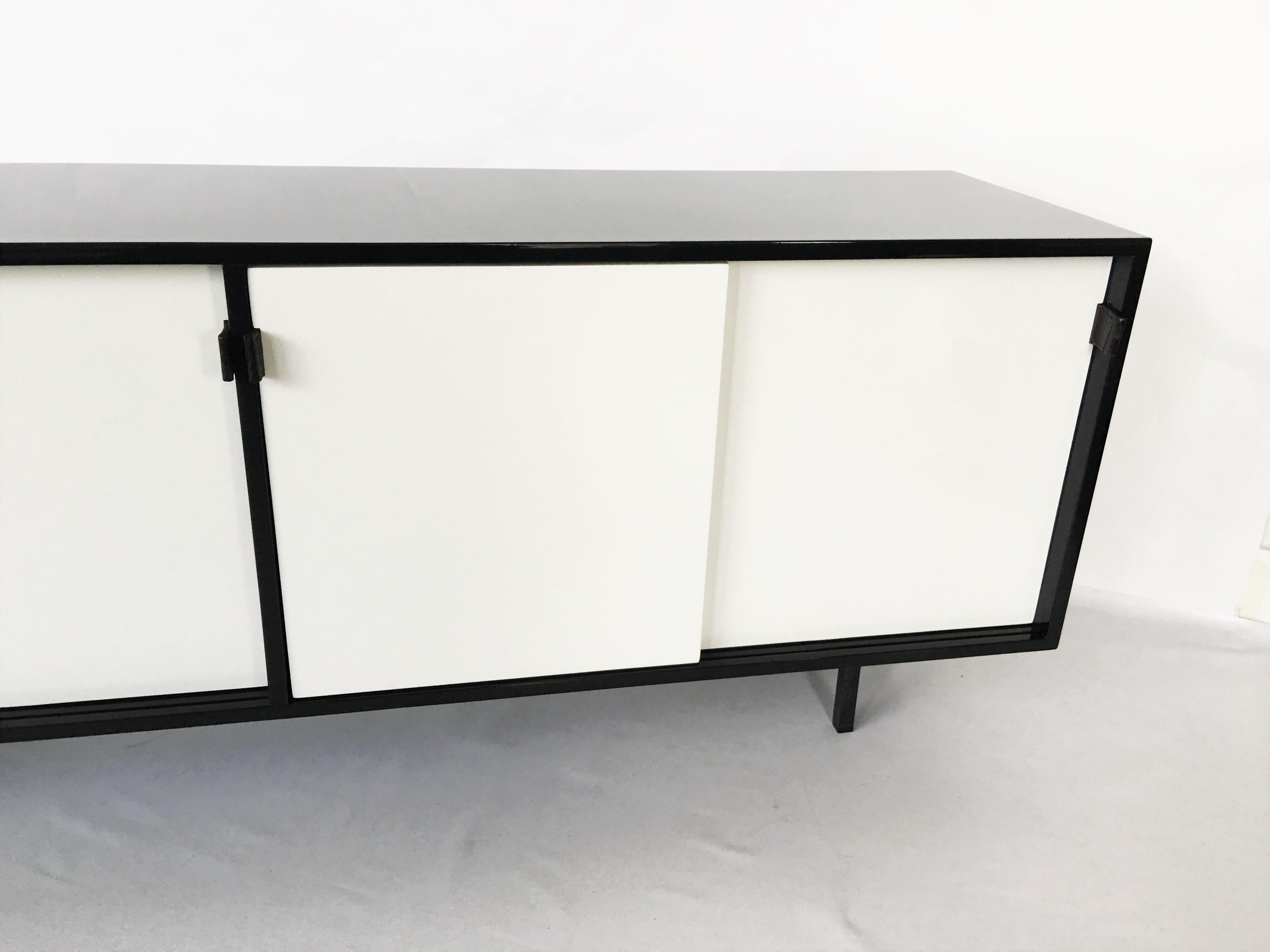 Florence Knoll Large Black and White Lacquered Credenza For Sale 3