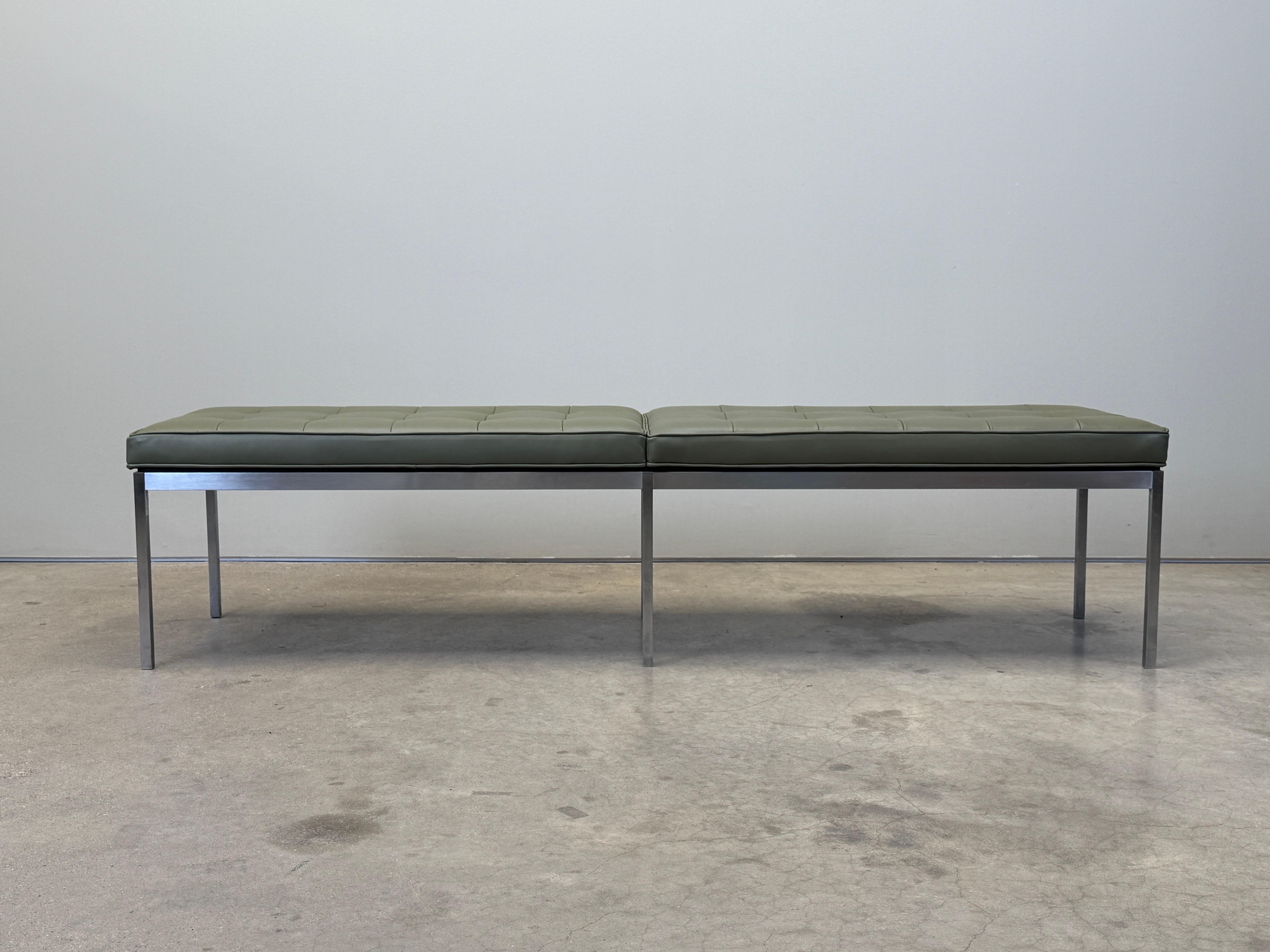 Una panca Florence Knoll for Knoll rivestita in pelle verde. Etichette Knoll in basso. 