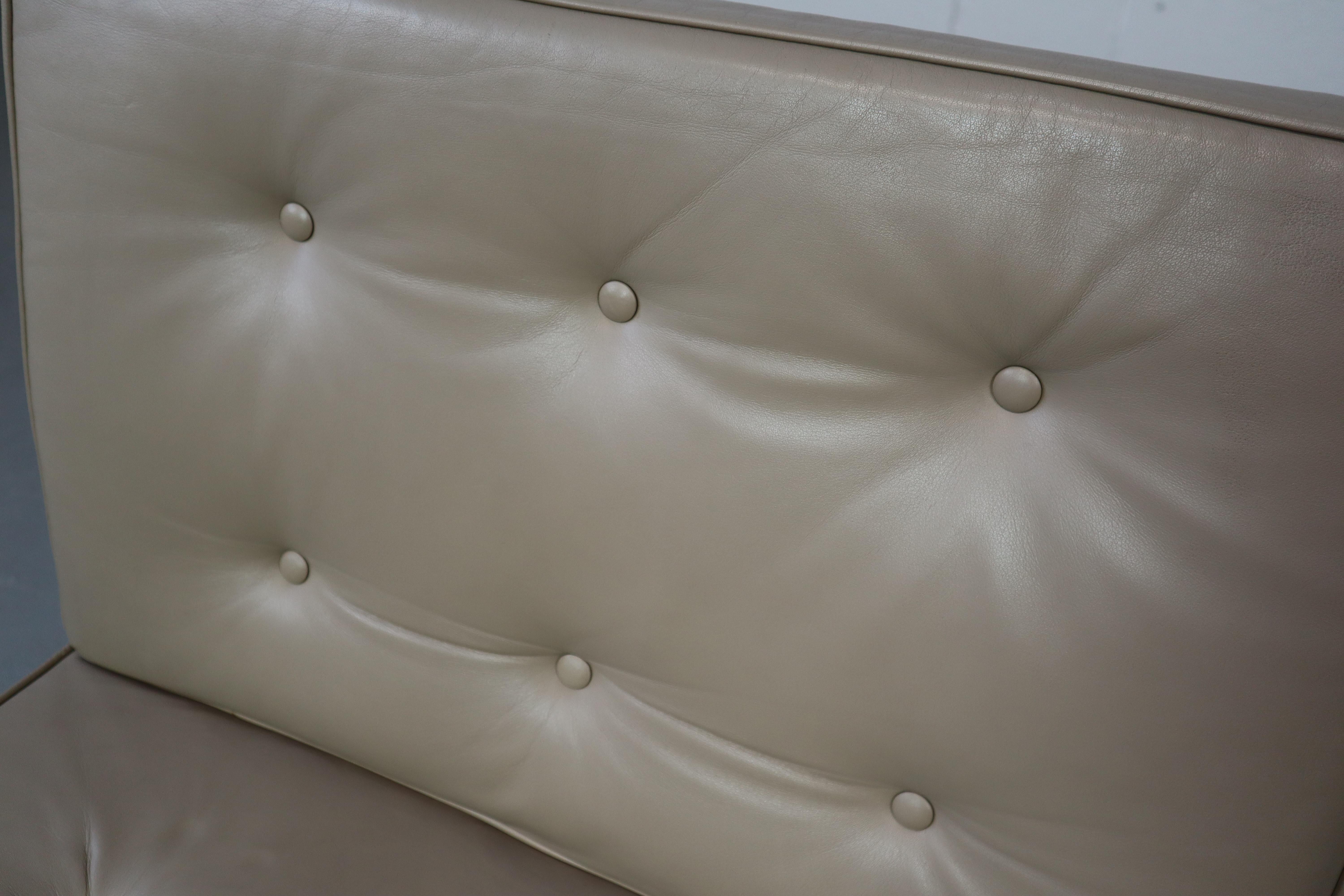 Florence Knoll leather lounge chair 65 for Knoll International For Sale 3