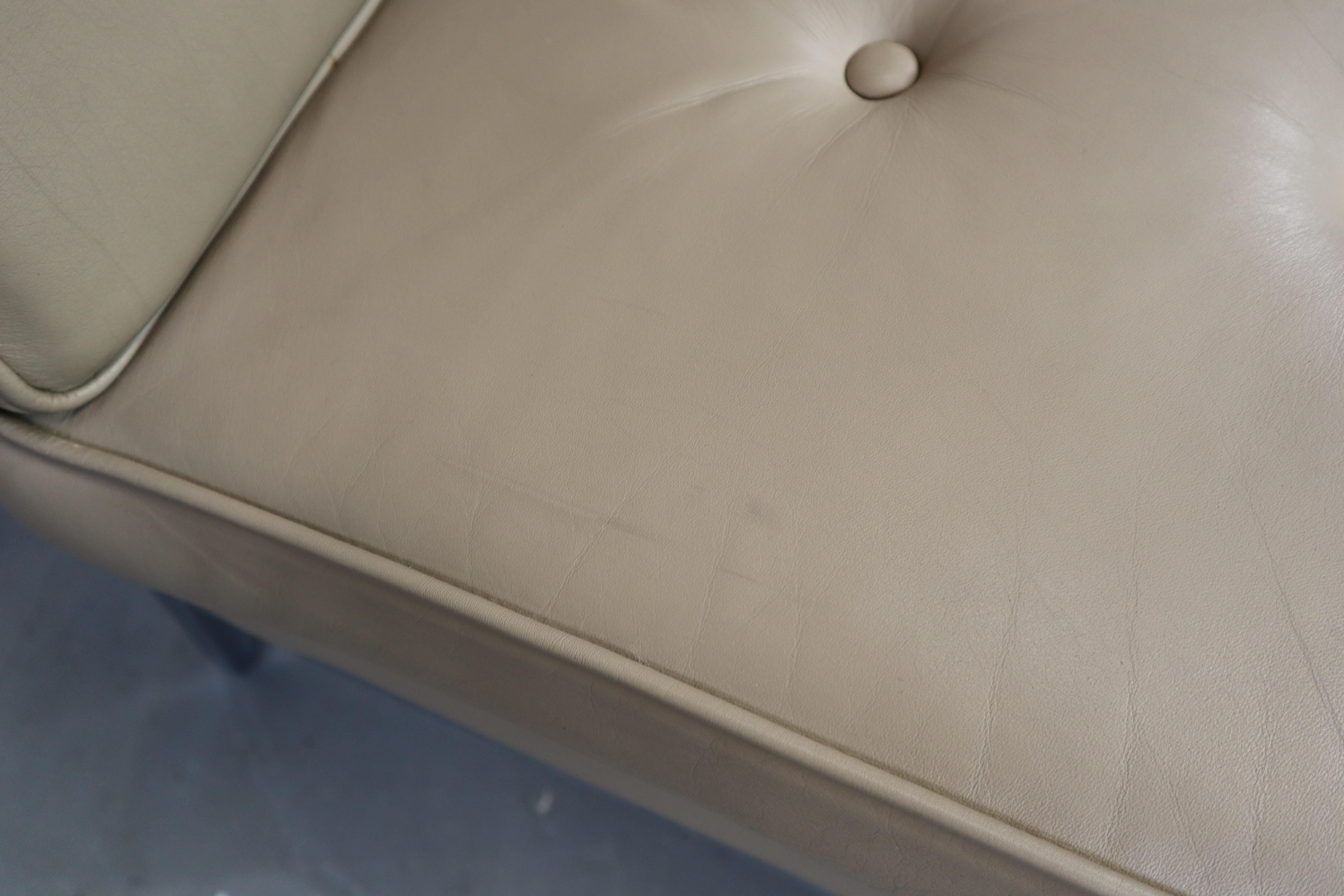 Florence Knoll leather lounge chair 65 for Knoll International For Sale 7