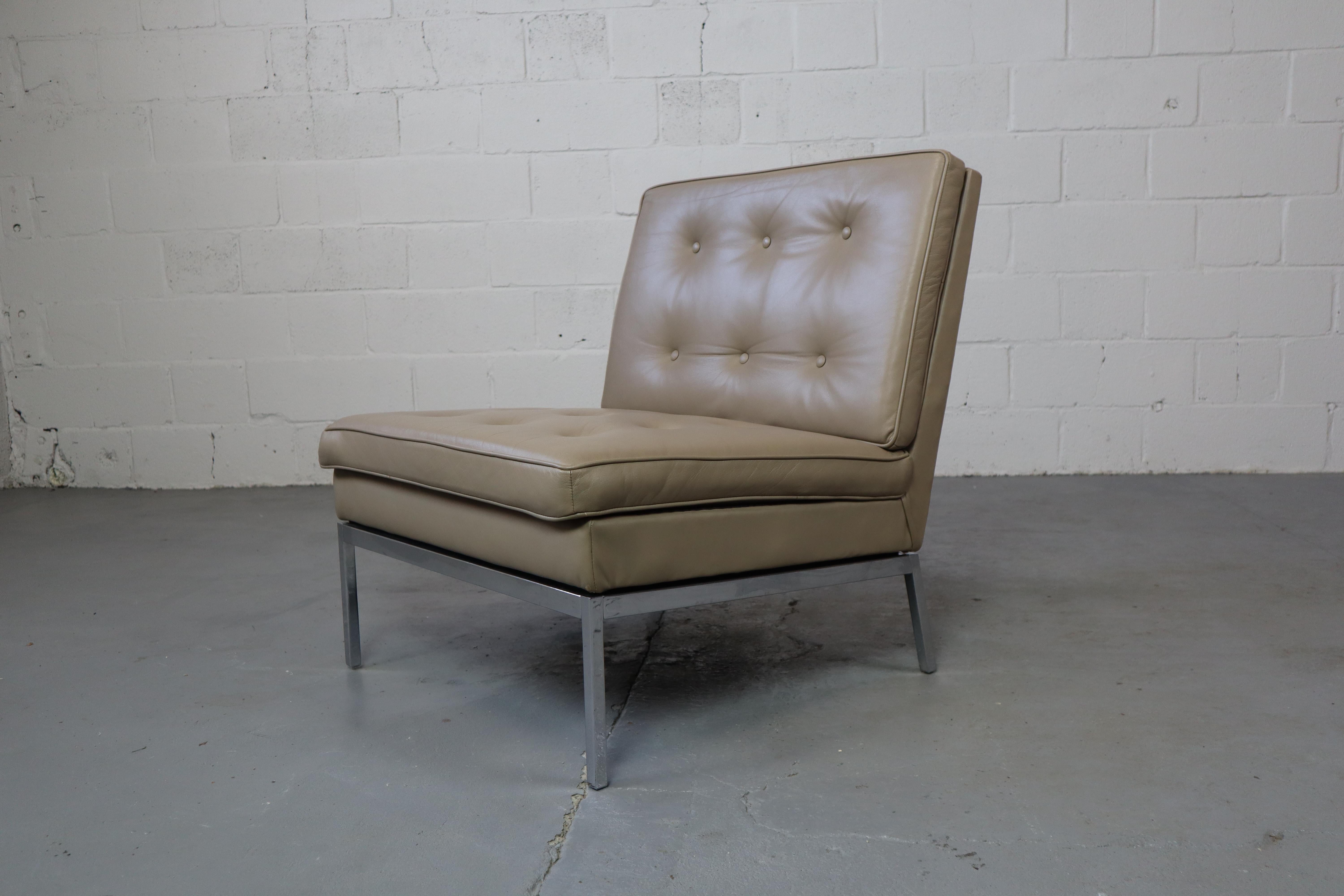 Florence Knoll leather lounge chair 65 for Knoll International.
Produced from 1958-1975!
This series has exceptional seating comfort and a timelessly modern look.

Dxhxl: 78x81x72 cm
Seat height: 42 cm