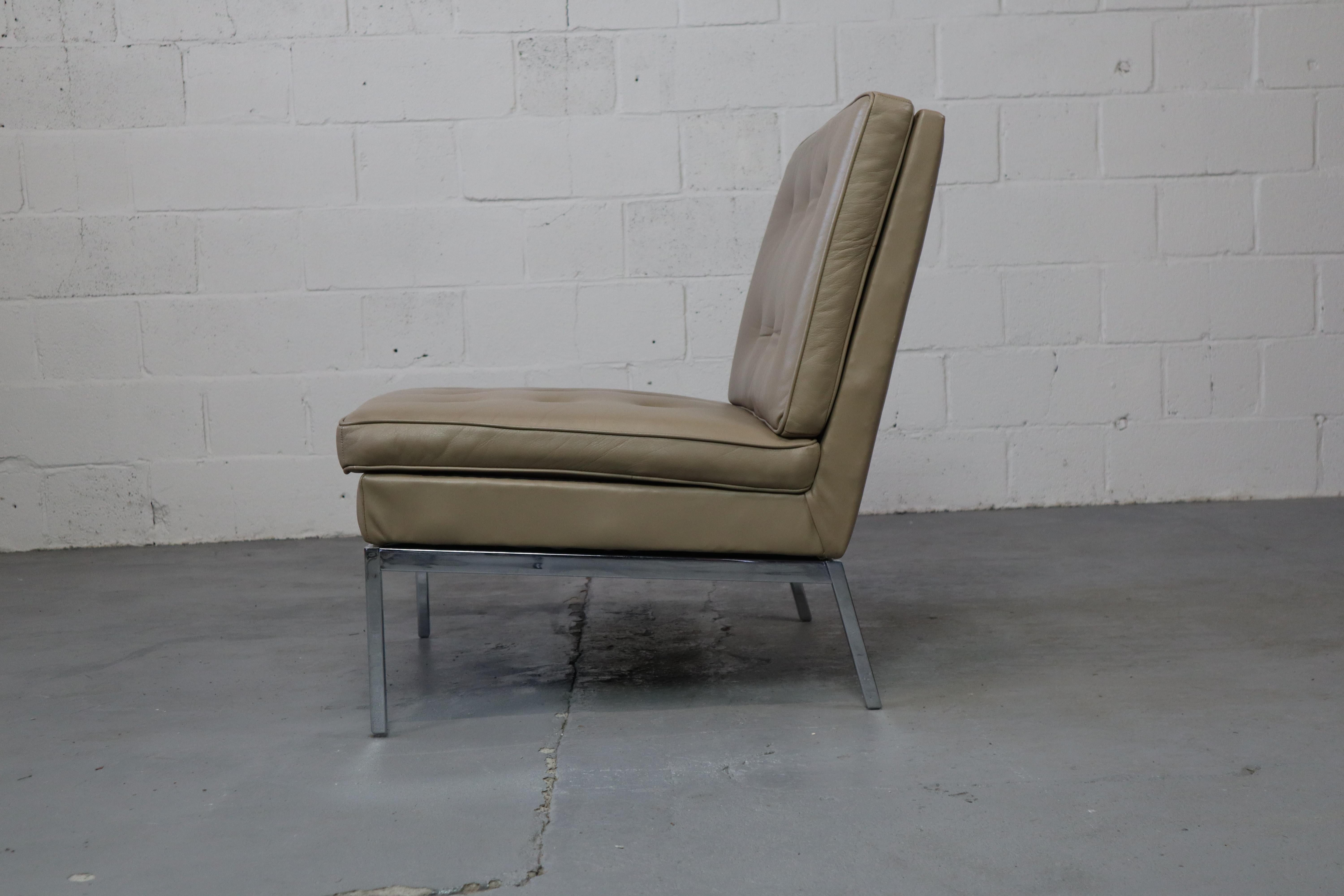 Florence Knoll leather lounge chair 65 for Knoll International For Sale 1