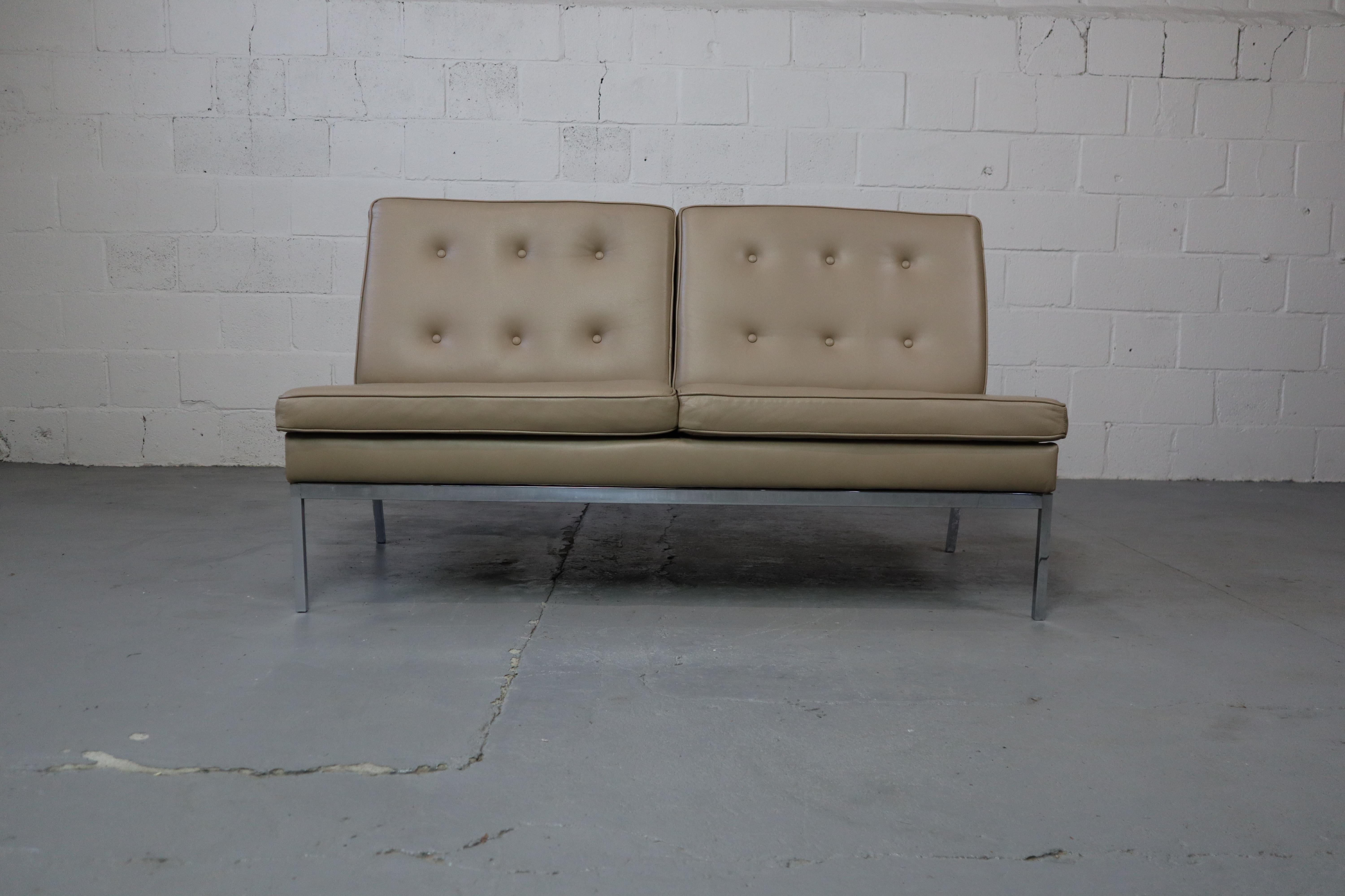 Florence Knoll deux places en cuir mod. 65 pour Knoll International !
Produits de 1958 à 1978 !
Cette série offre un confort d'assise exceptionnel et un look moderne et intemporel.