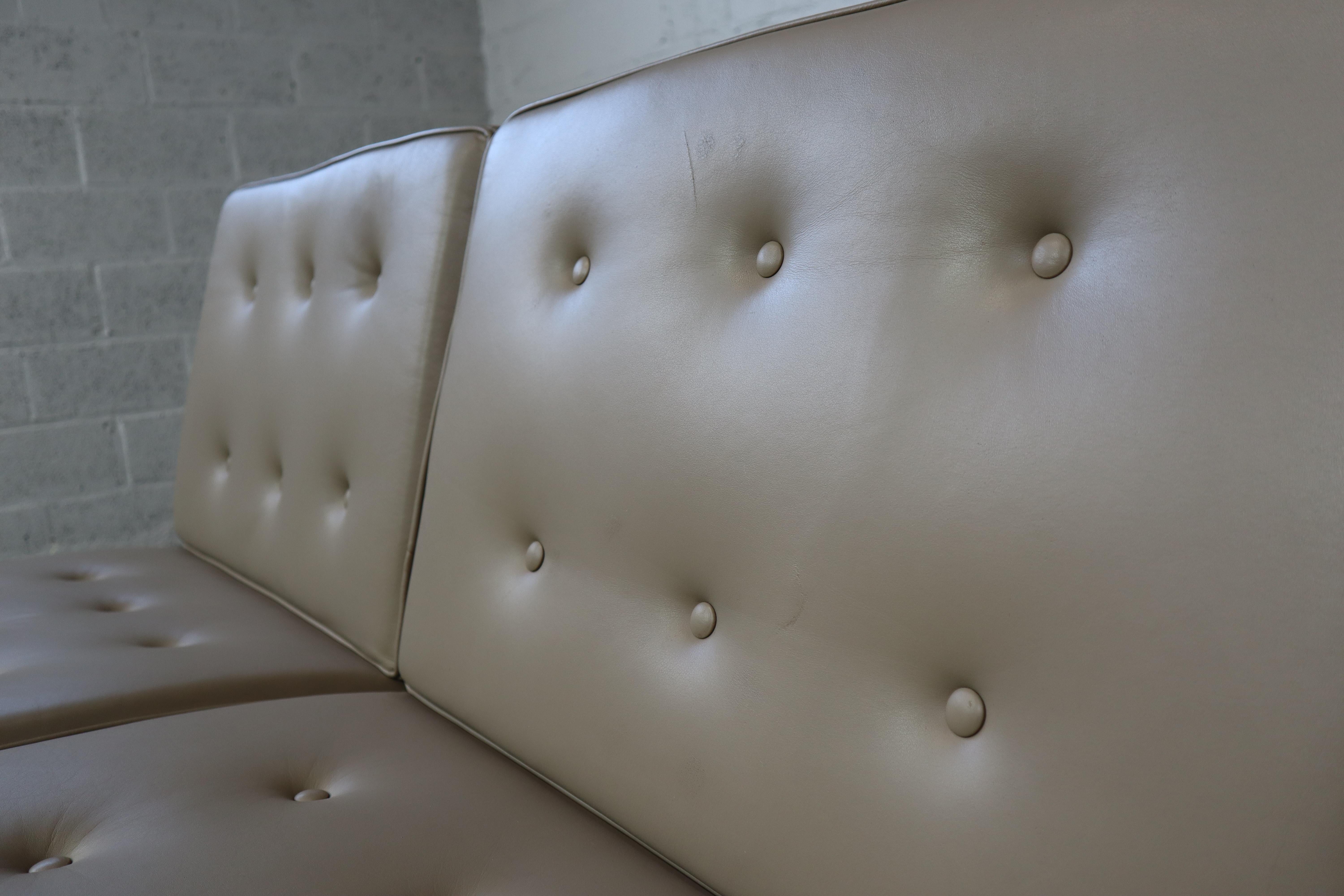 Mid-Century Modern Siège deux places en cuir Florence Knoll mod. 65 pour Knoll International en vente