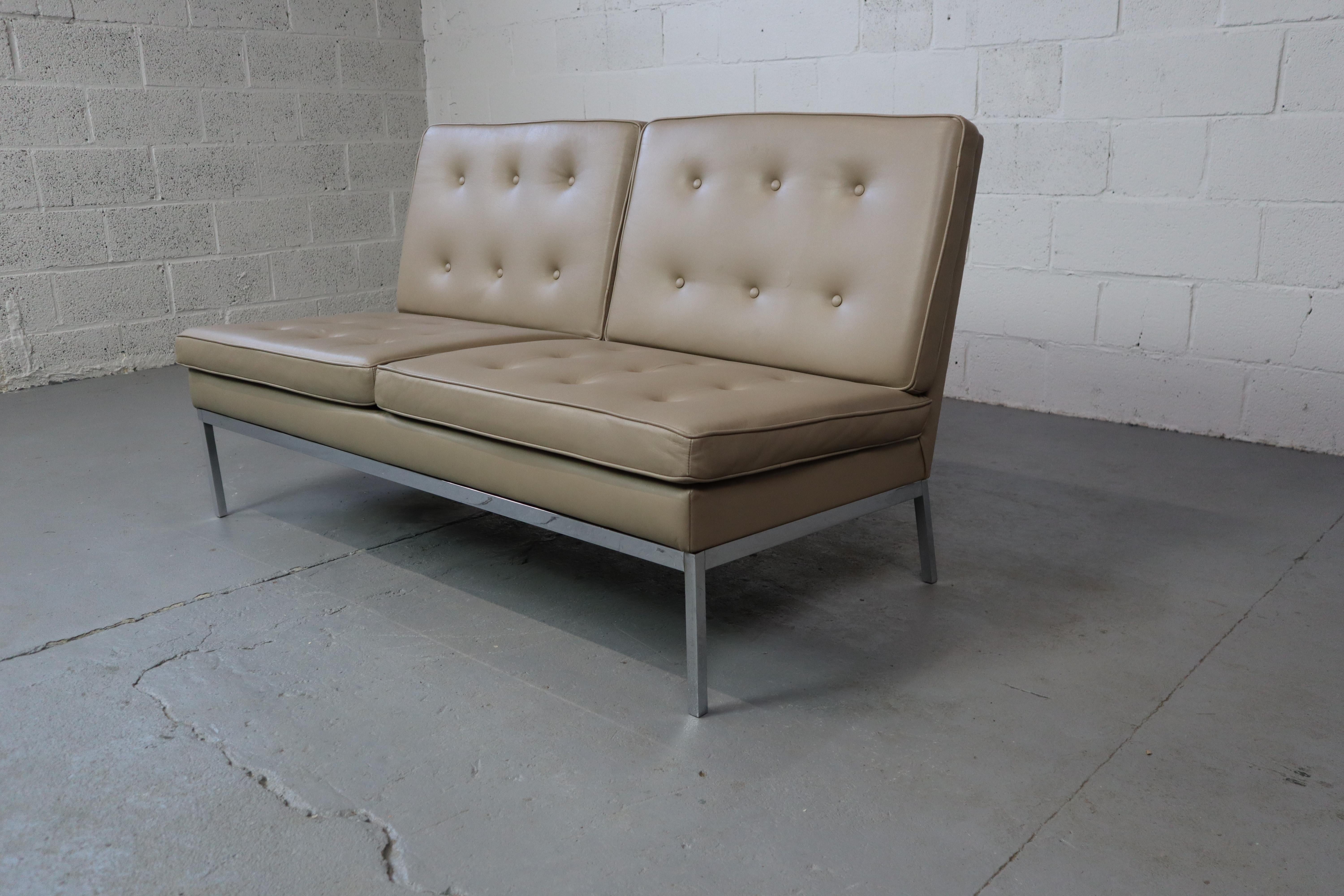 Siège deux places en cuir Florence Knoll mod. 65 pour Knoll International Bon état - En vente à Langemark-Poelkapelle, BE