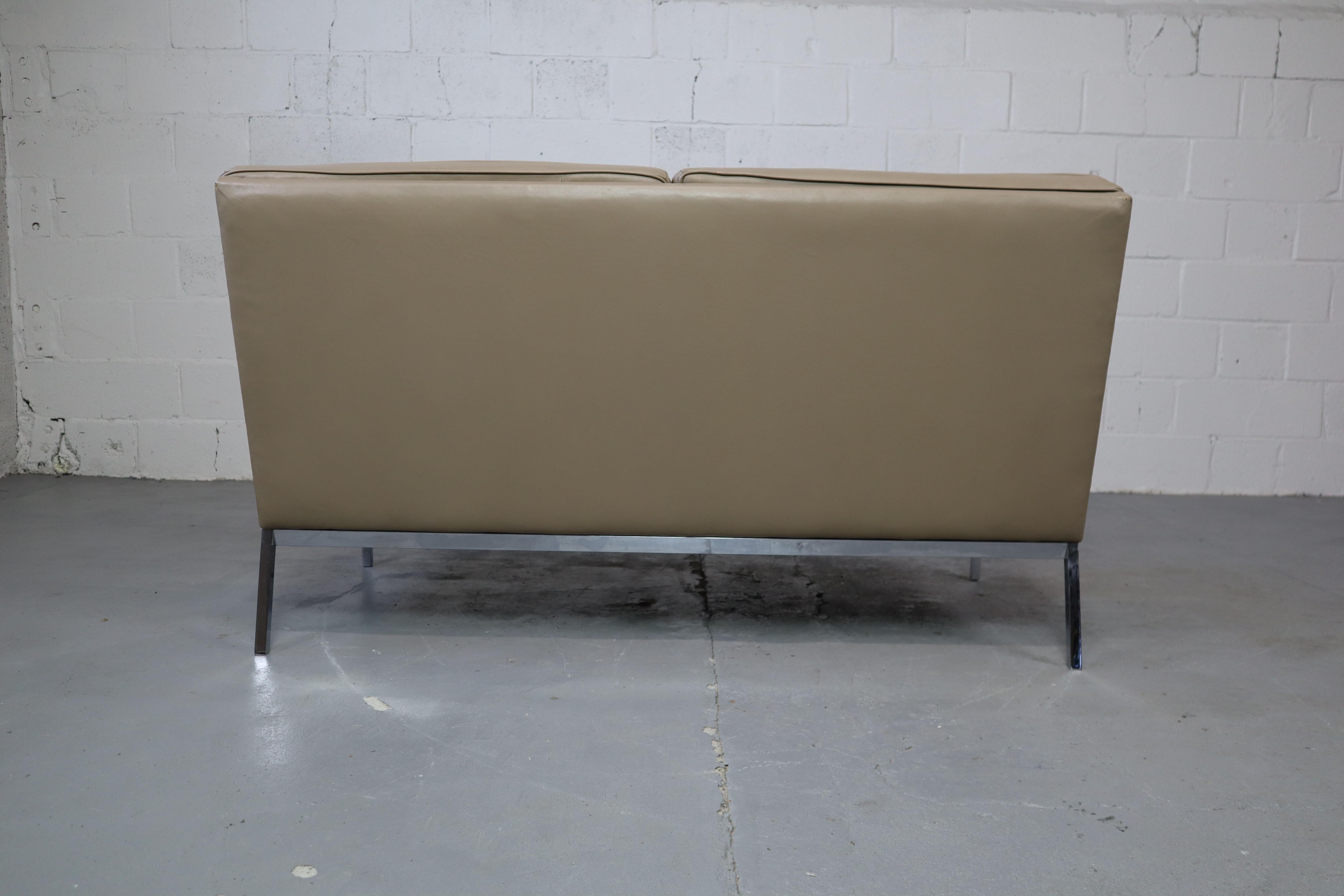 20ième siècle Siège deux places en cuir Florence Knoll mod. 65 pour Knoll International en vente
