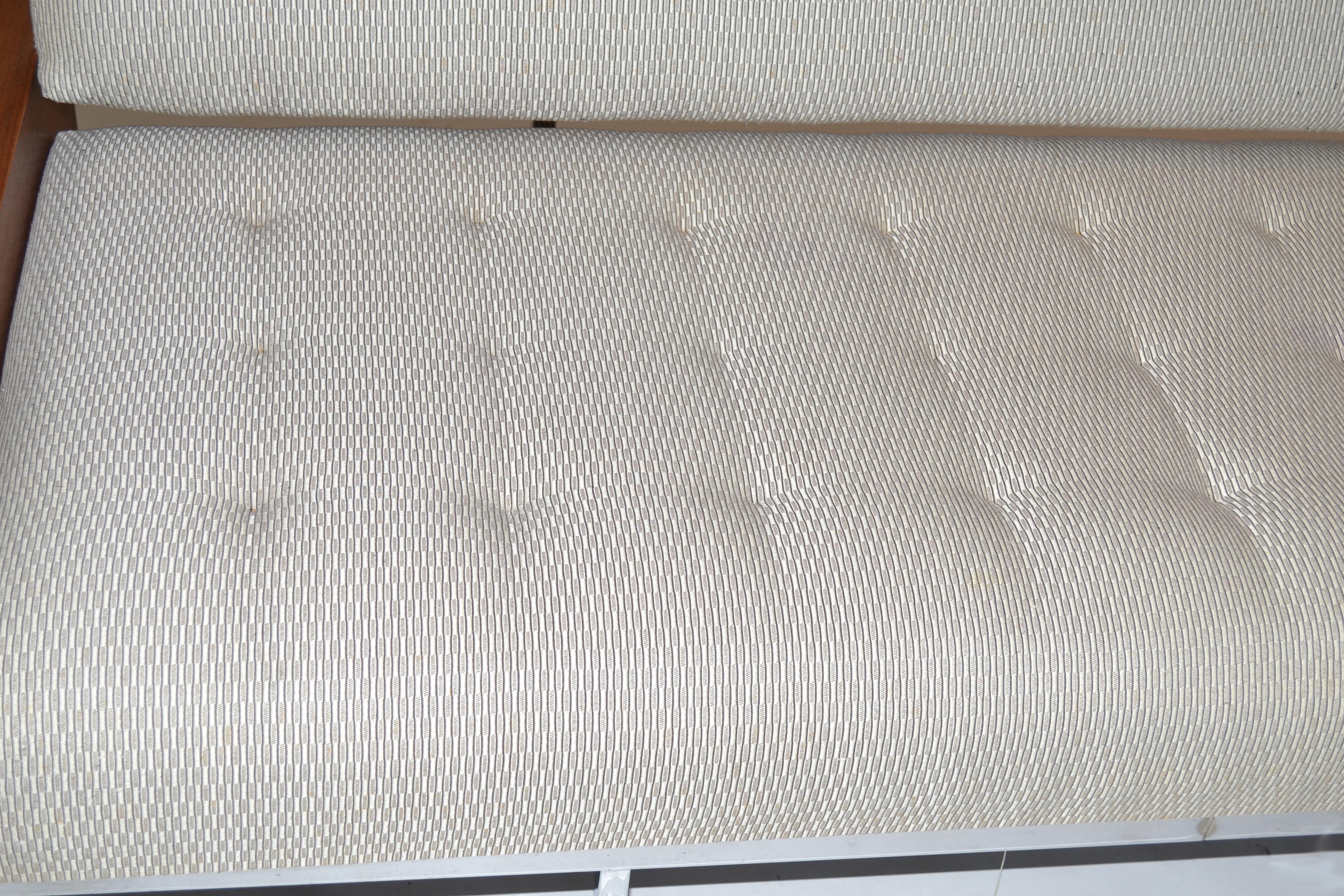 Canapé long Florence Knoll avec table et cadre chromé, années 1960. Rembourrage 2010 en tissu Knoll. Voir les photos pour la couleur, le motif et l'état du tissu. Acheté en 1966, Royal Oak, MI. La table en noyer a deux tiroirs. Pieds et cadre