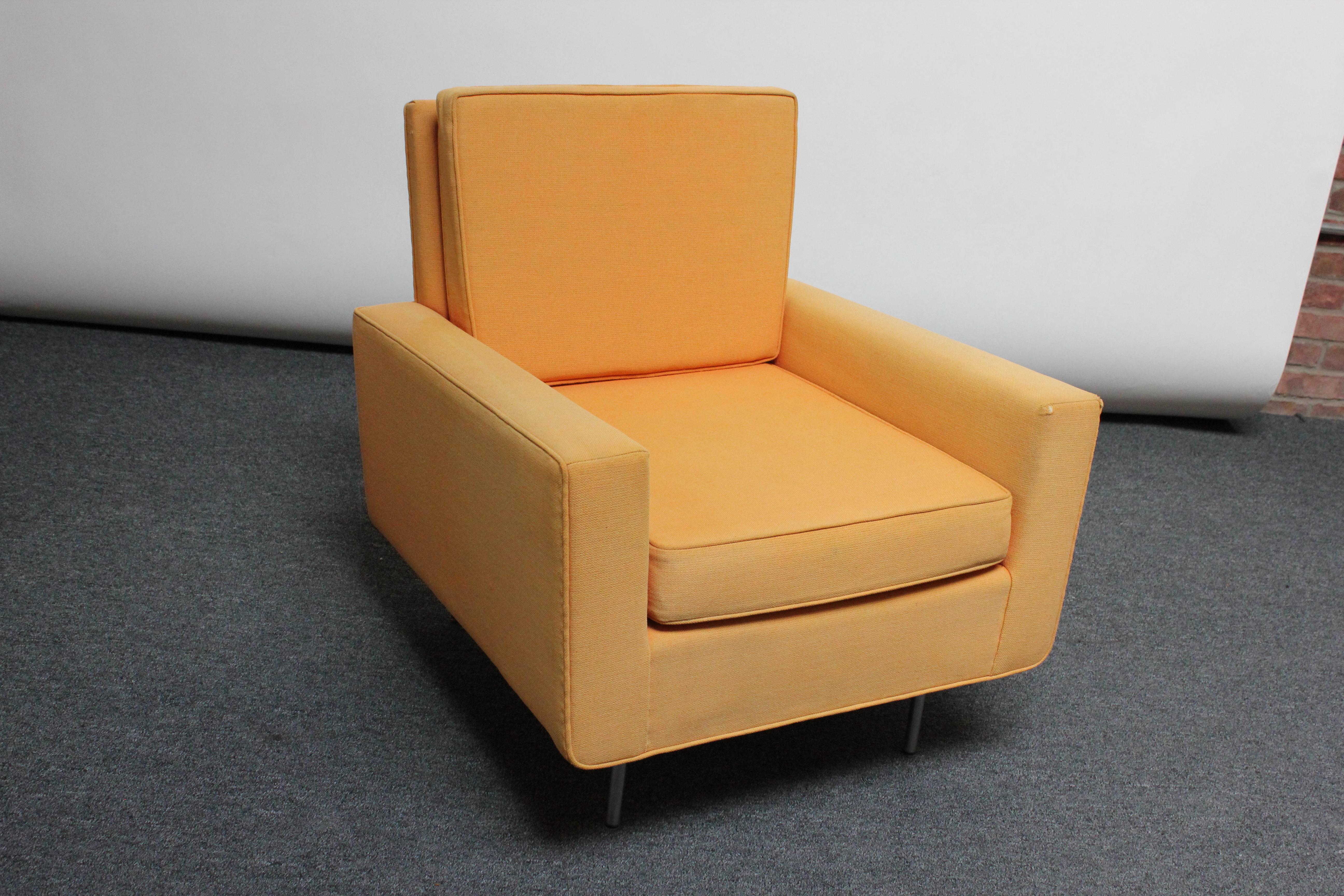 Fauteuil Knoll conçu par Florence Knoll au début des années 1950. Il conserve son tissu orange d'origine et repose sur des pieds cylindriques en acier poli. Cet exemple des années 1960, comme en témoigne l'étiquette 